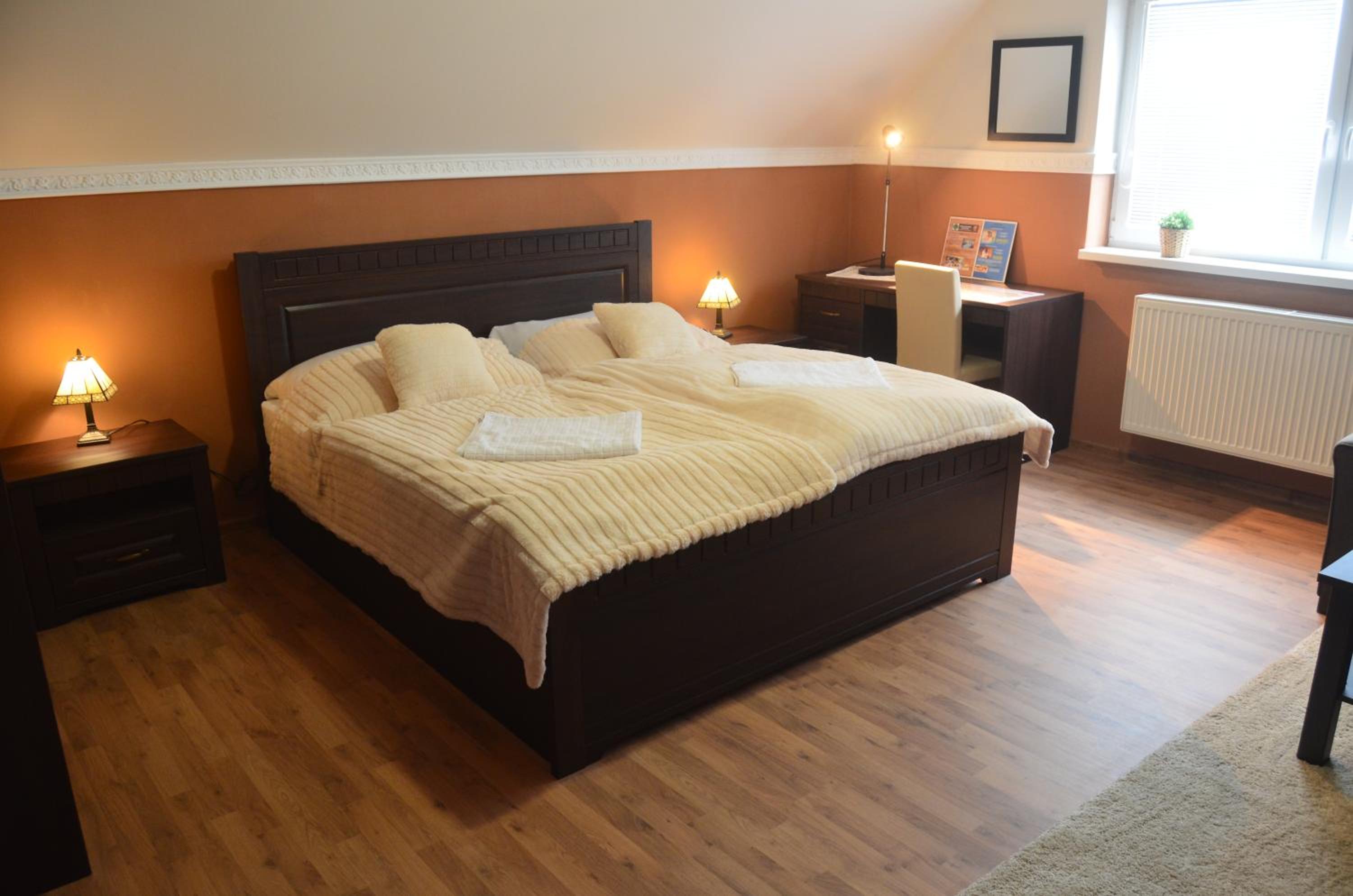 Deluxe Double Room (2 Adults + 1 Child) - Photo 4