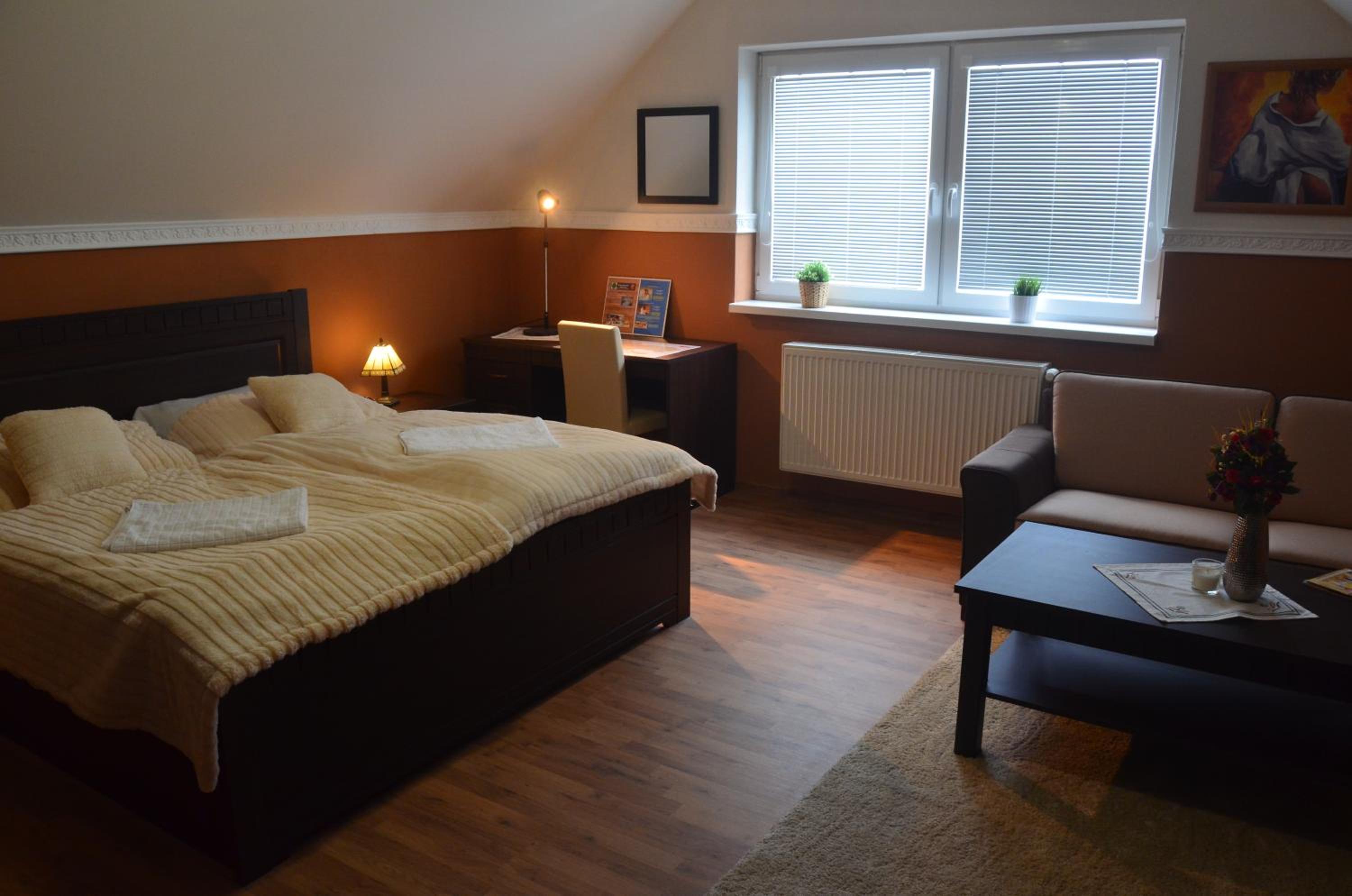 Deluxe Double Room (2 Adults + 1 Child) - Photo 9