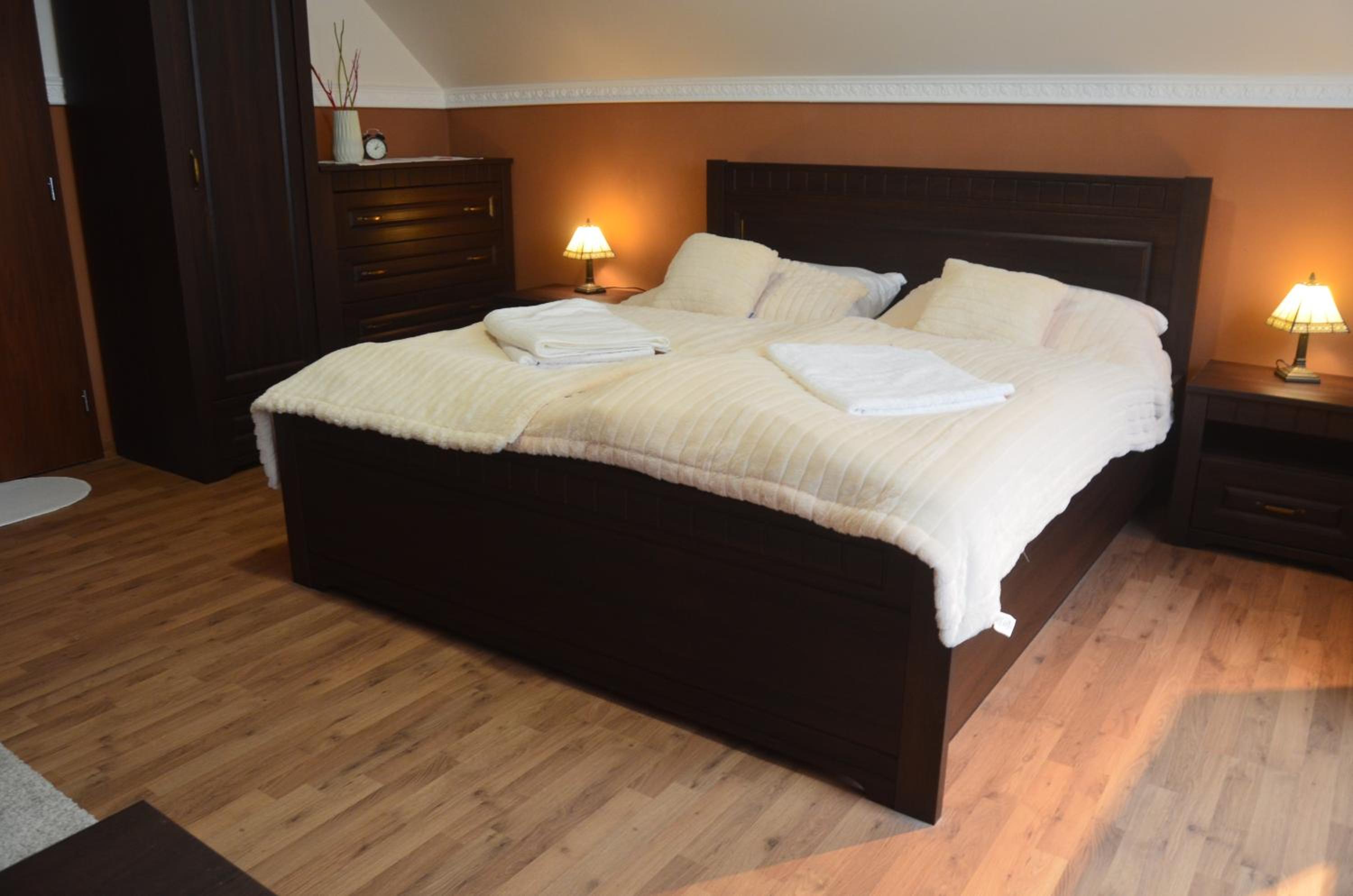 Deluxe Double Room (2 Adults + 1 Child) - Photo 1