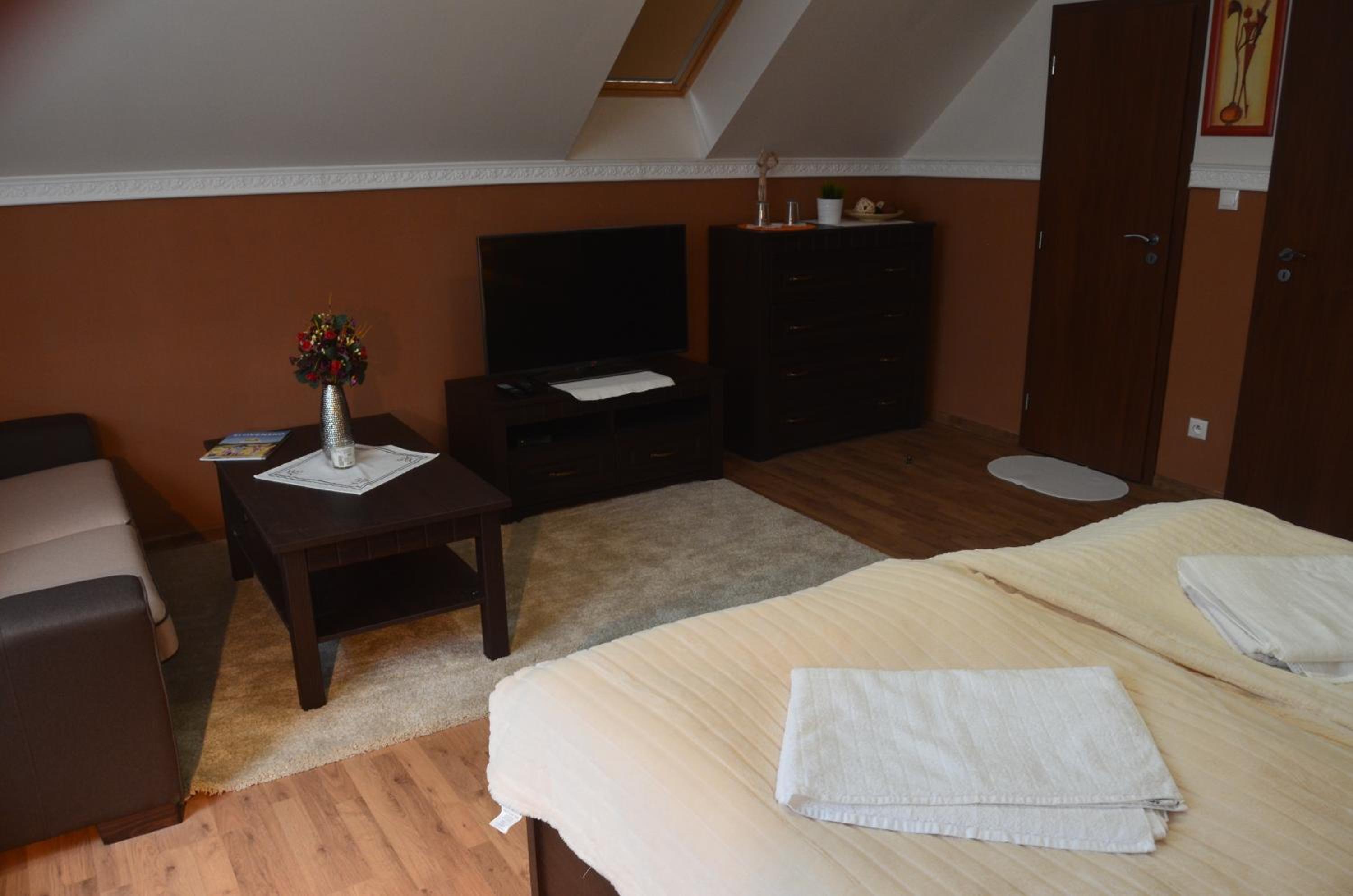 Deluxe Double Room (2 Adults + 1 Child) - Photo 7