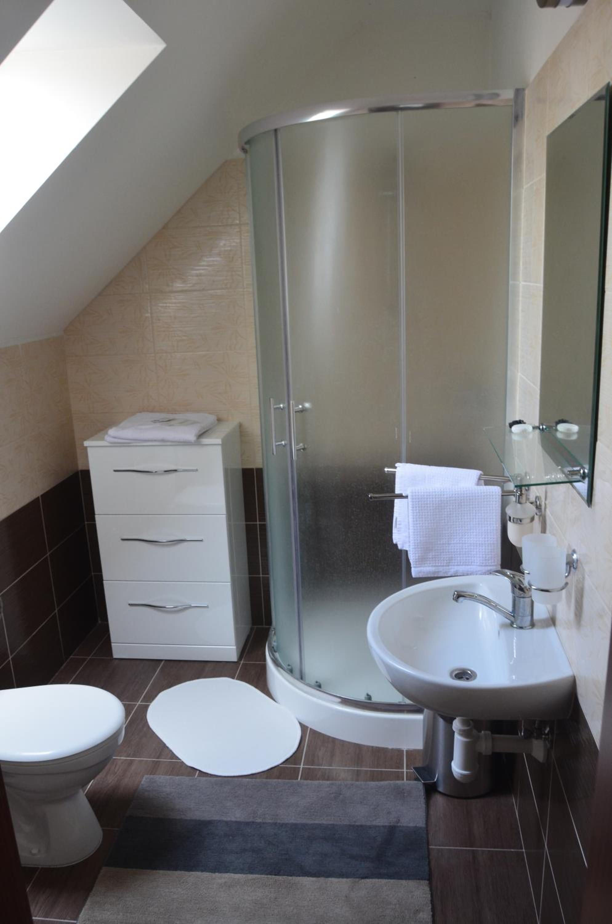 Deluxe Double Room (2 Adults + 1 Child) - Photo 10