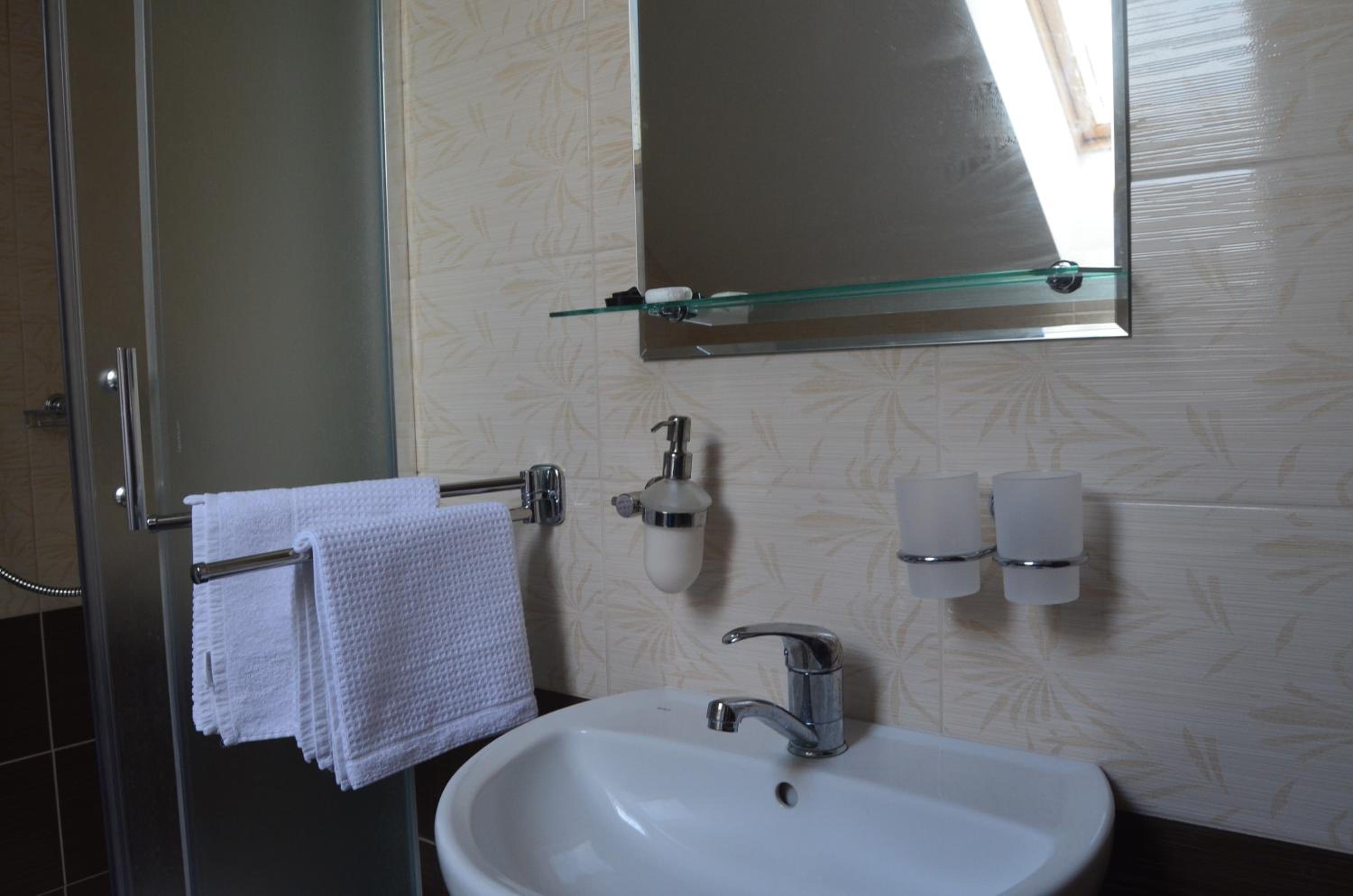 Deluxe Double Room (2 Adults + 1 Child) - Photo 11