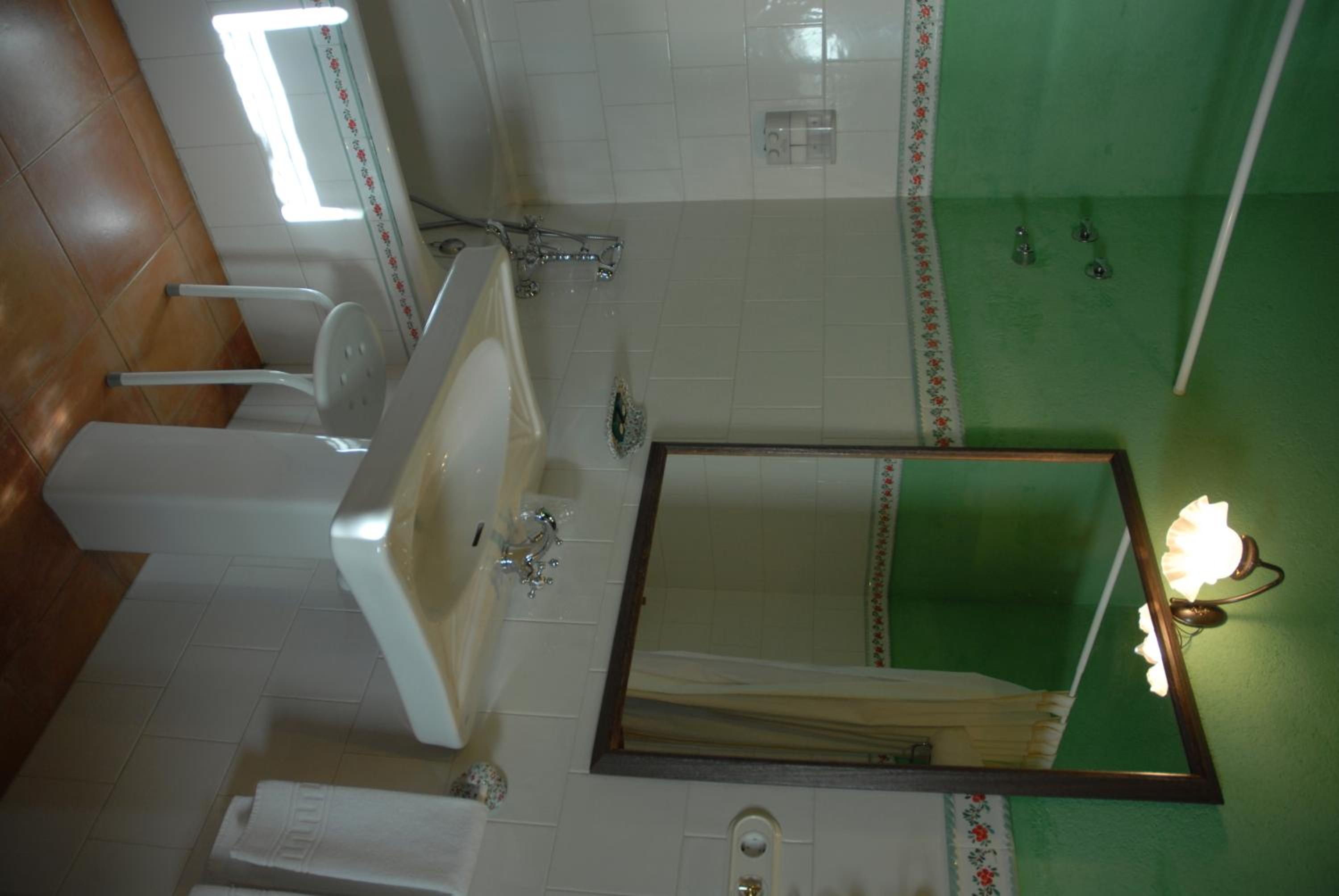 Double Room with River View - Photo 4