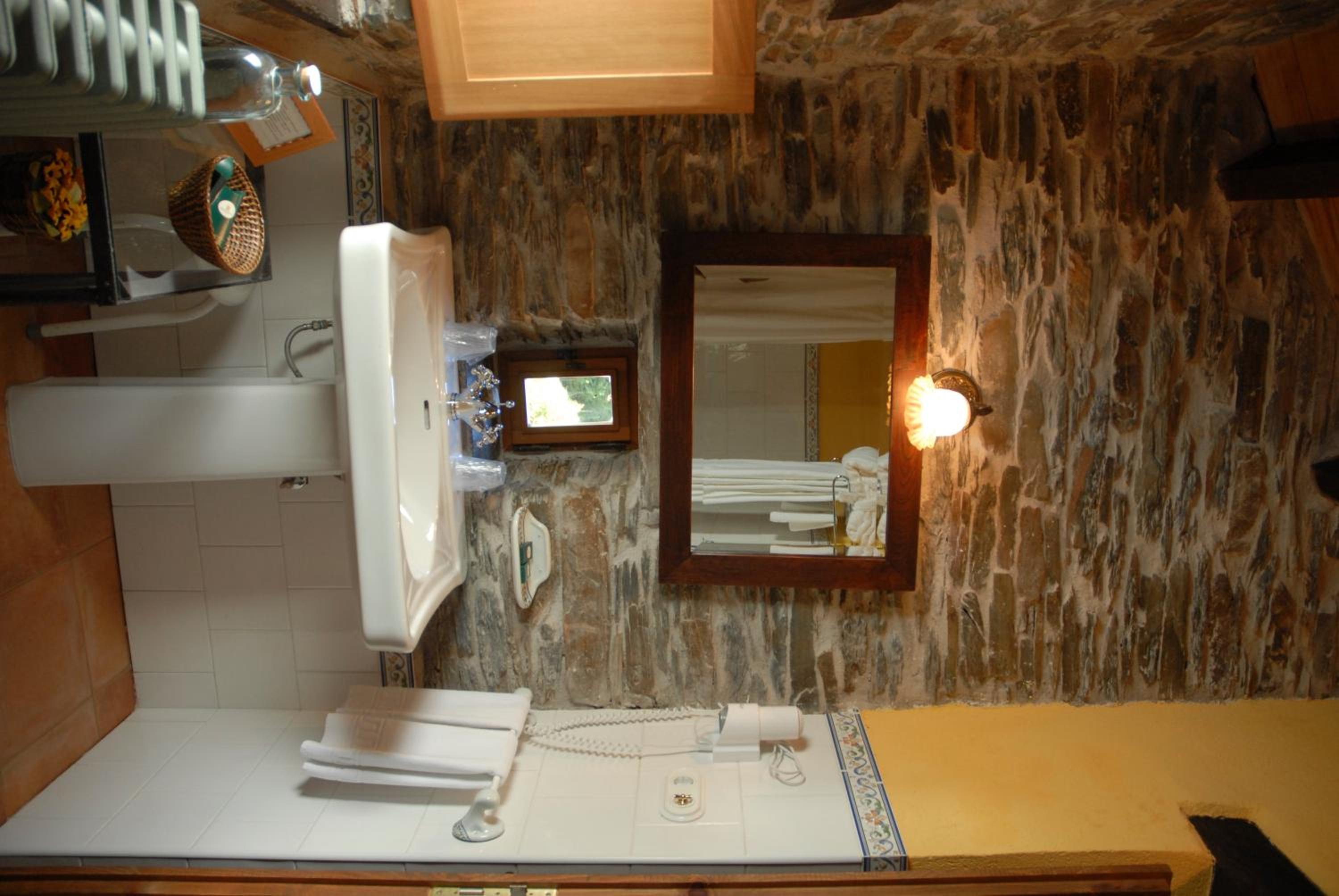 Double Room with River View - Photo 2