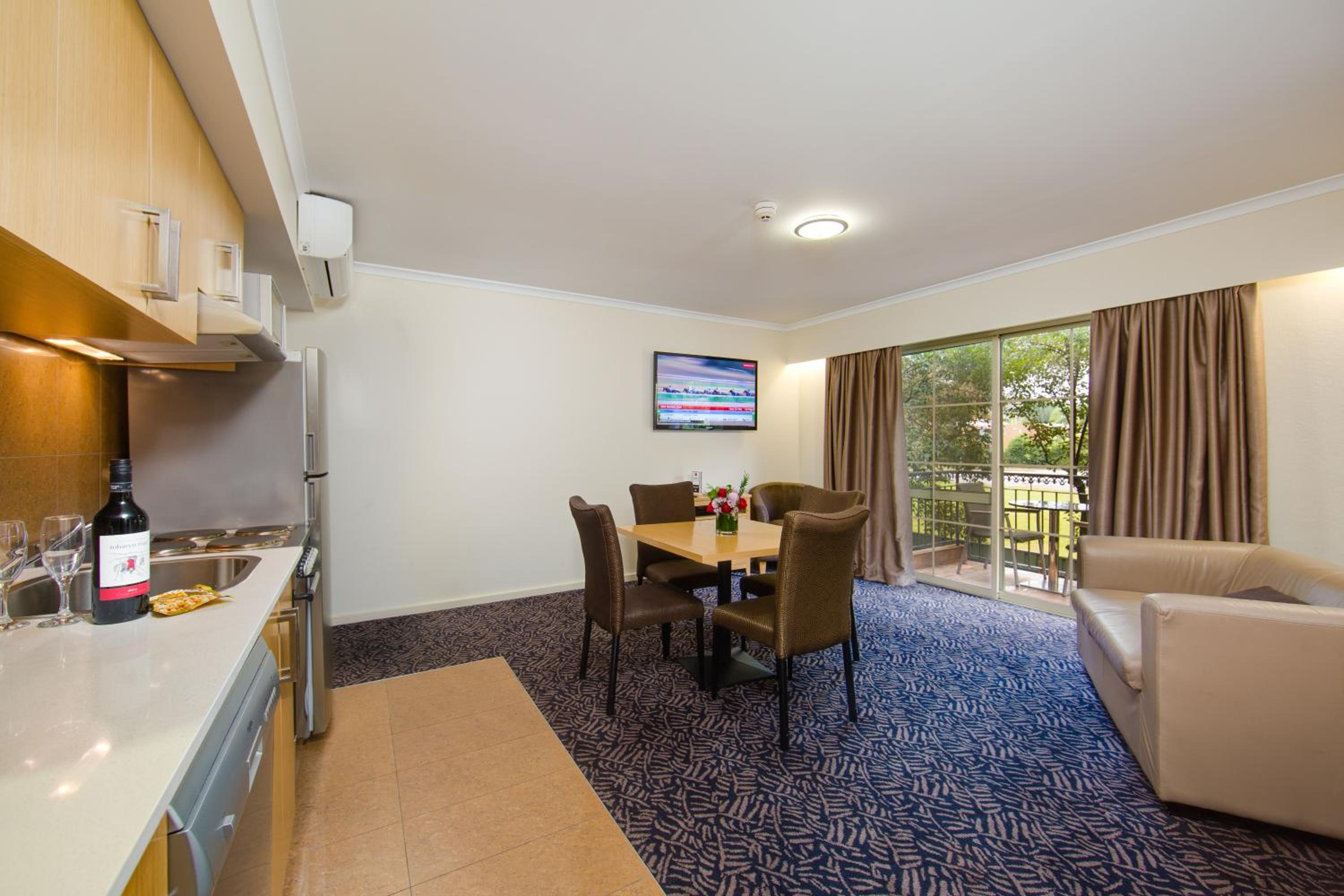 One Bedroom Apartment with Full Kitchen photo 1