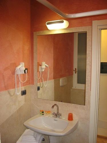 Large Double Room - Photo 8
