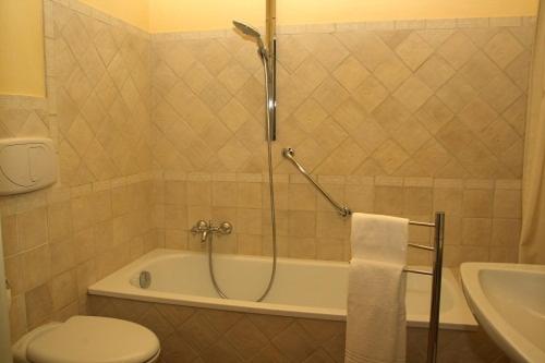 Large Double Room - Photo 9