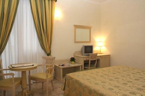 Large Double Room - Photo 11