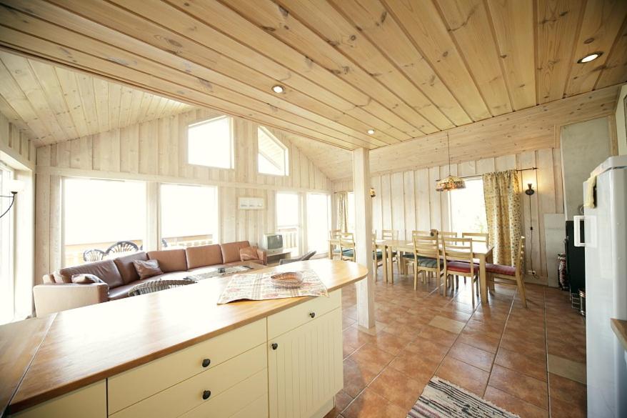 Five-Bedroom House photo 2