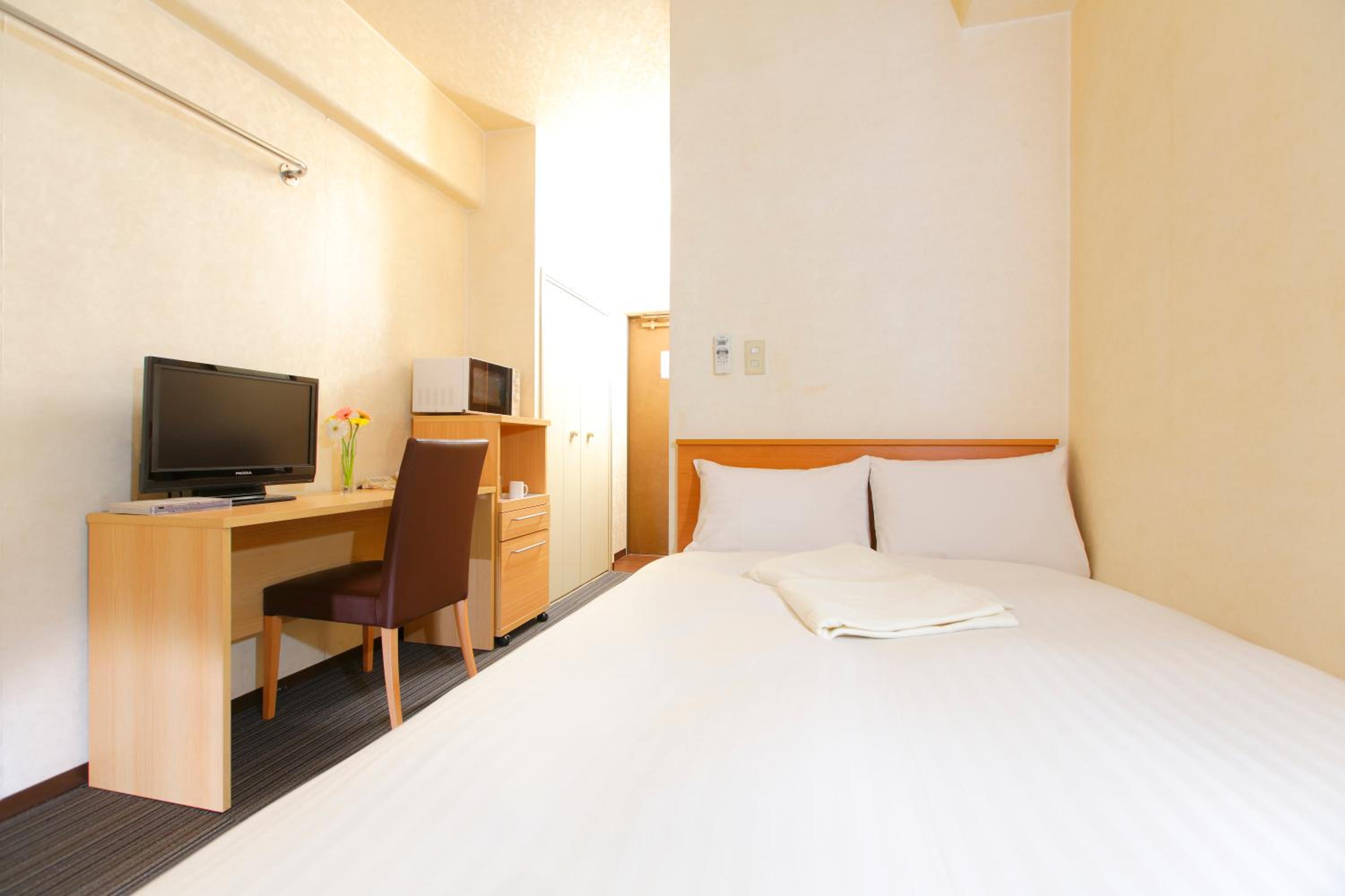 Small Double Room - Smoking - No cleaning & towels - Non refundable photo 2