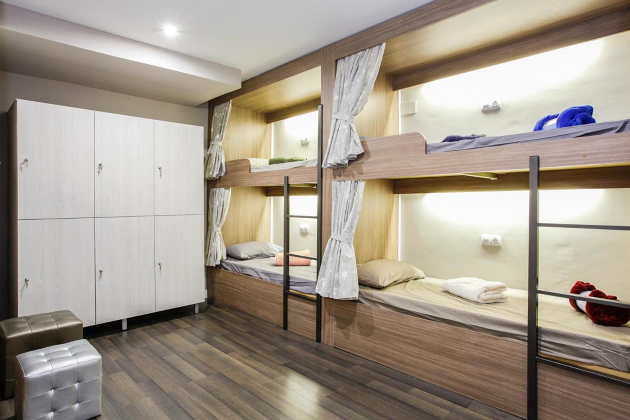 Cama individual en habitación compartida mixta para 11 personas