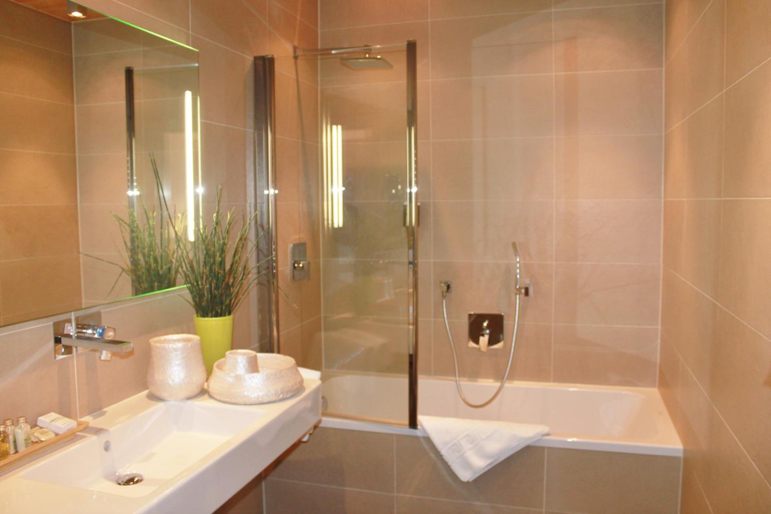 Superior Suite - Photo 11