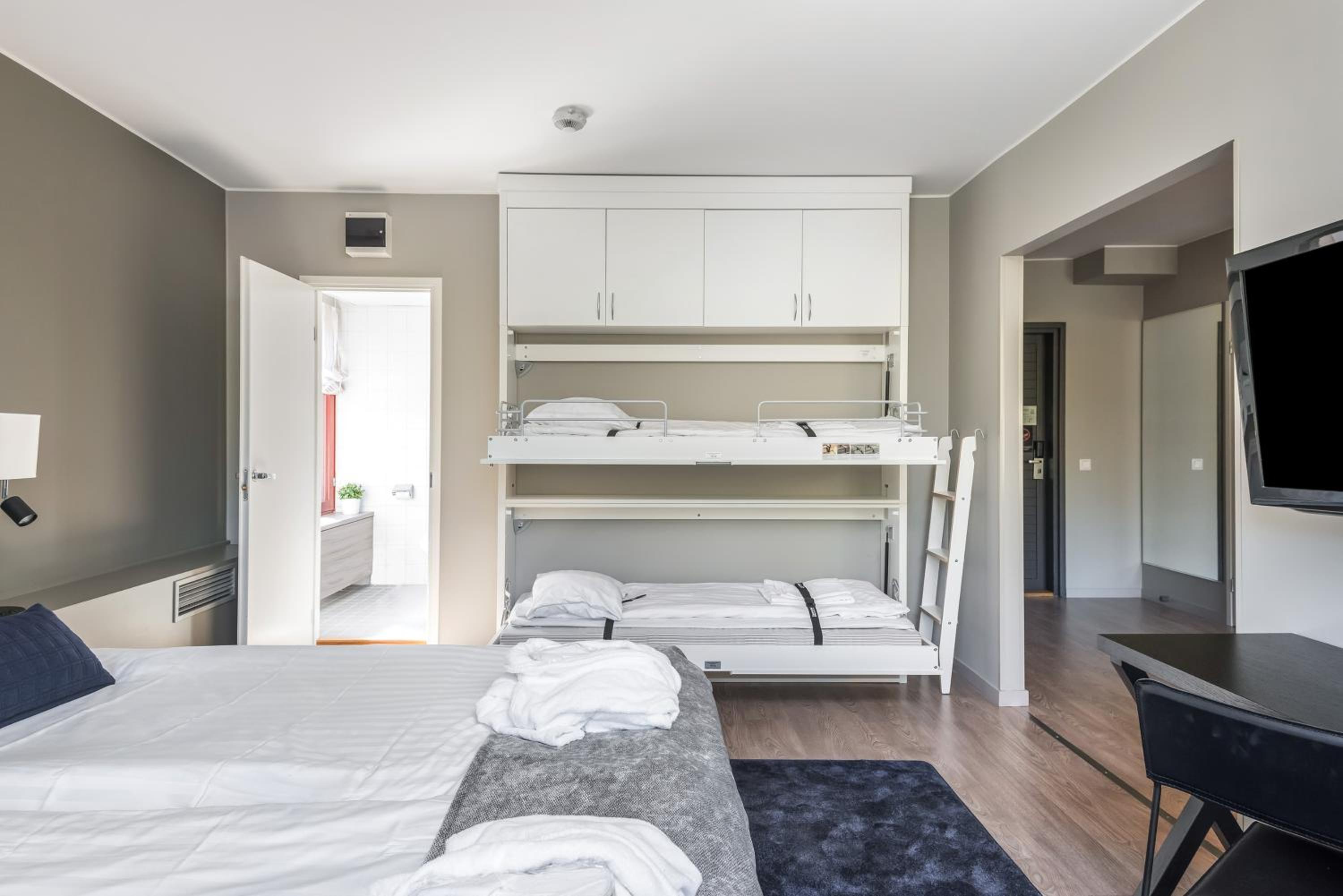 Suite - Photo 2