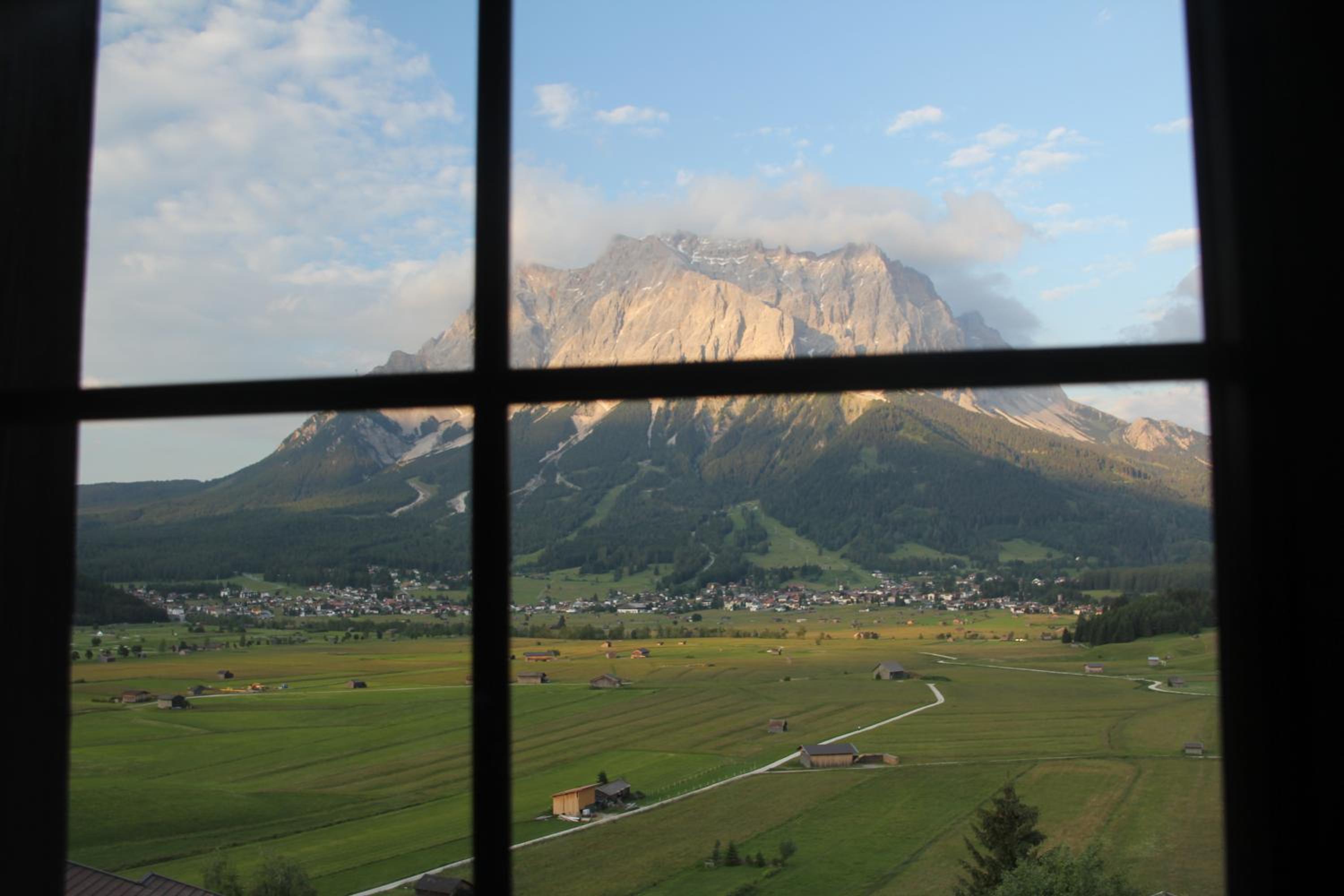 Apartment with Mountain View - Photo 2
