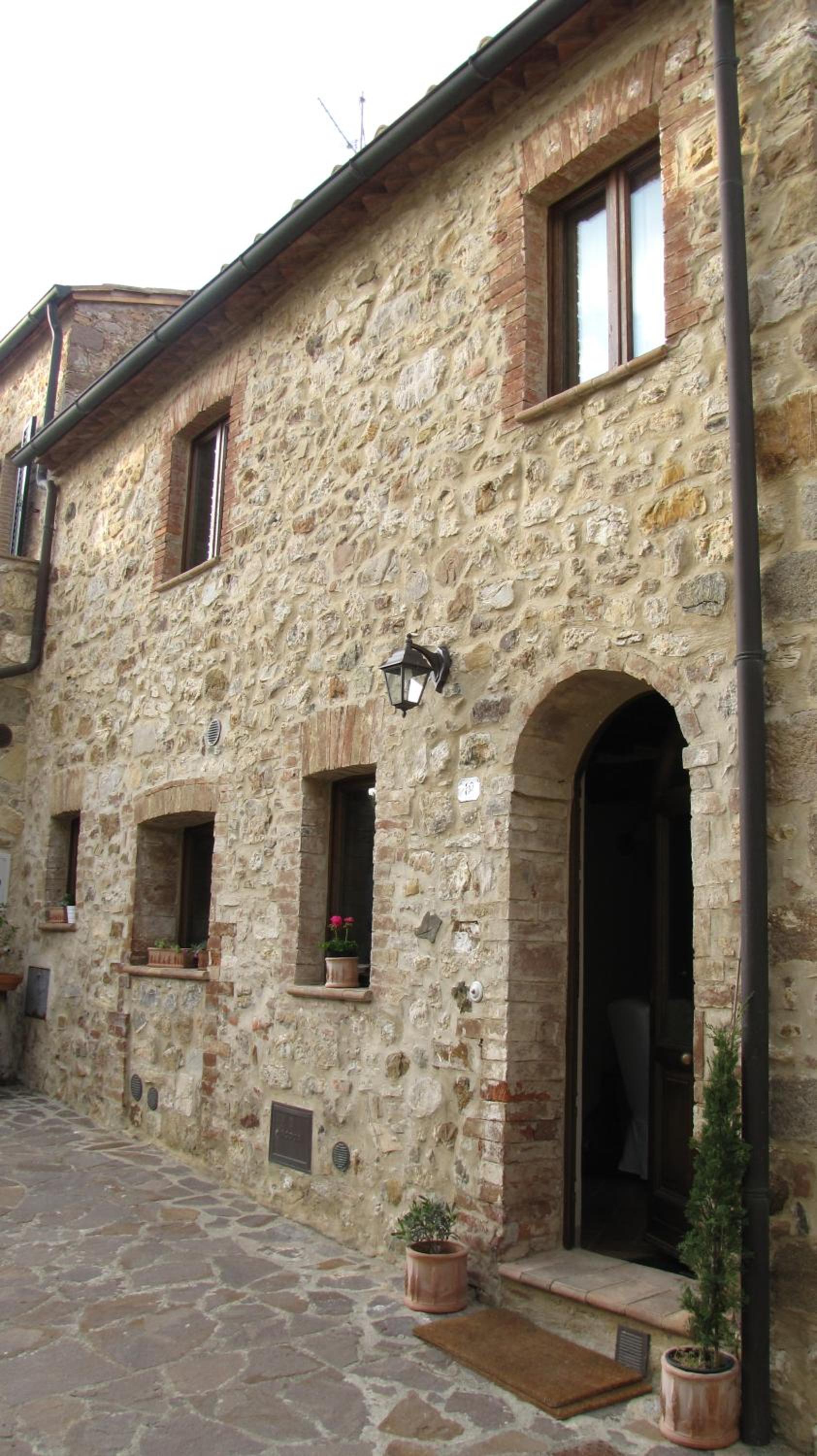 Two-Bedroom House - Photo 2