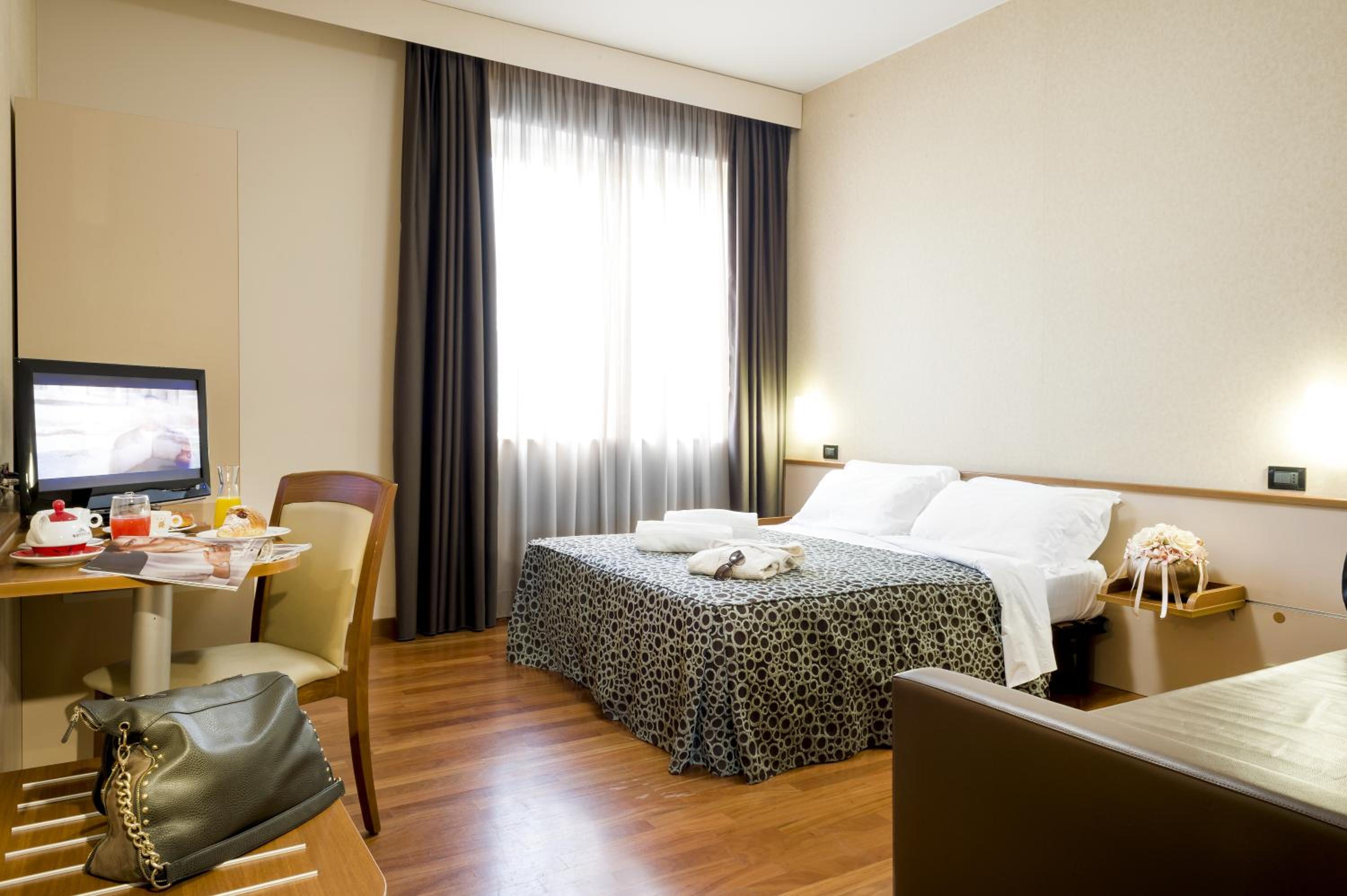 Double or Twin Room - Photo 5