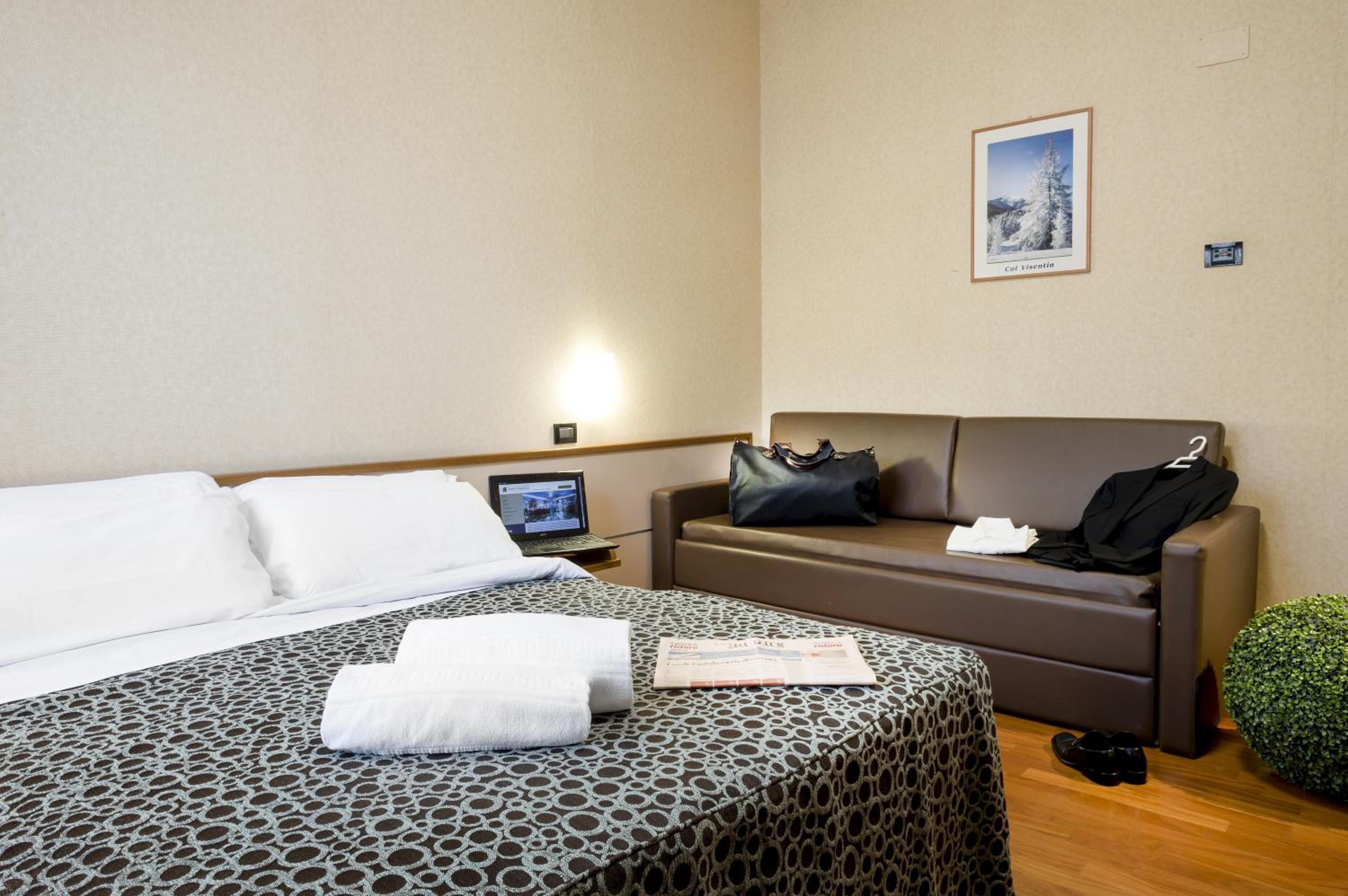 Double or Twin Room - Photo 8