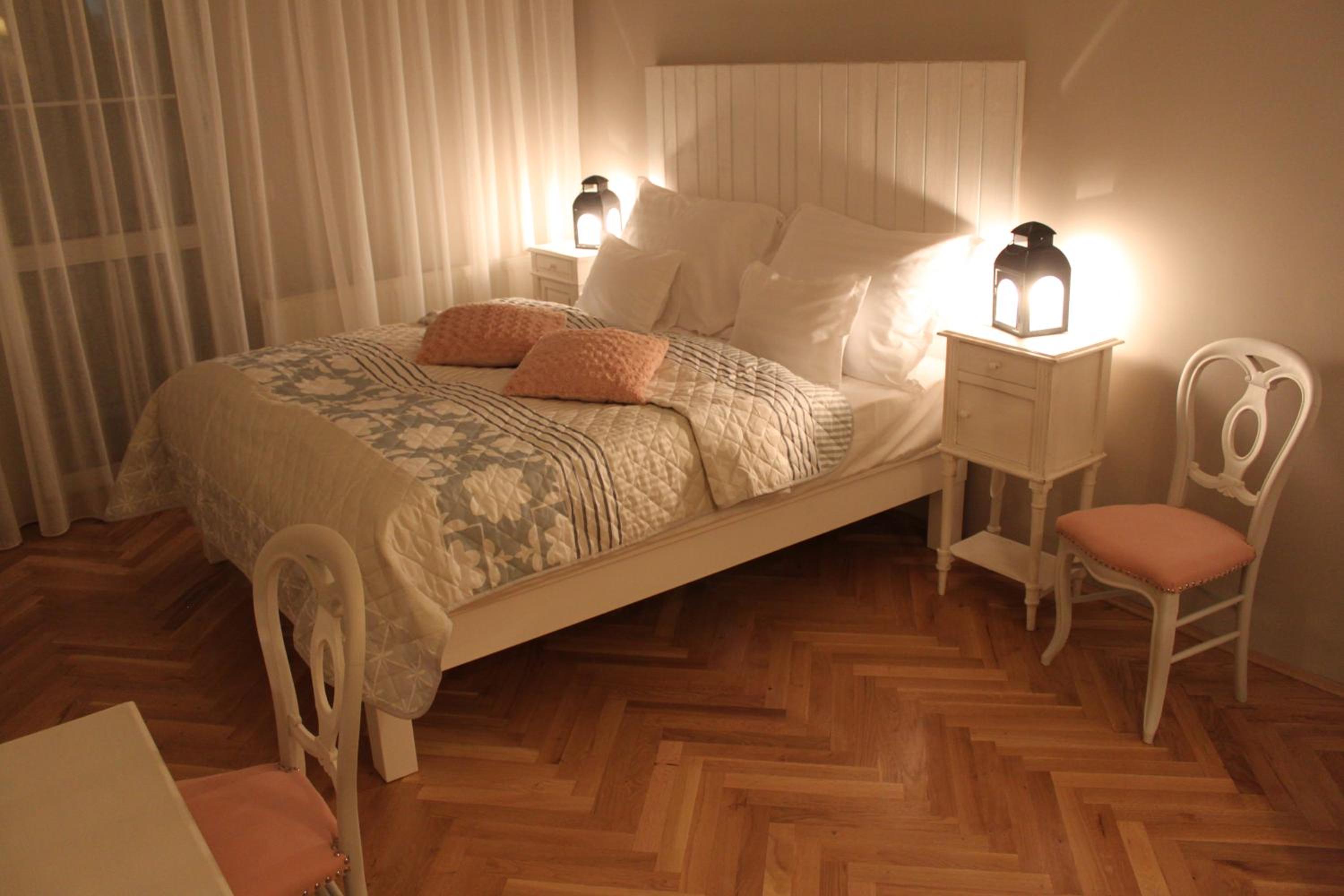 Double Room with Balcony - Photo 11
