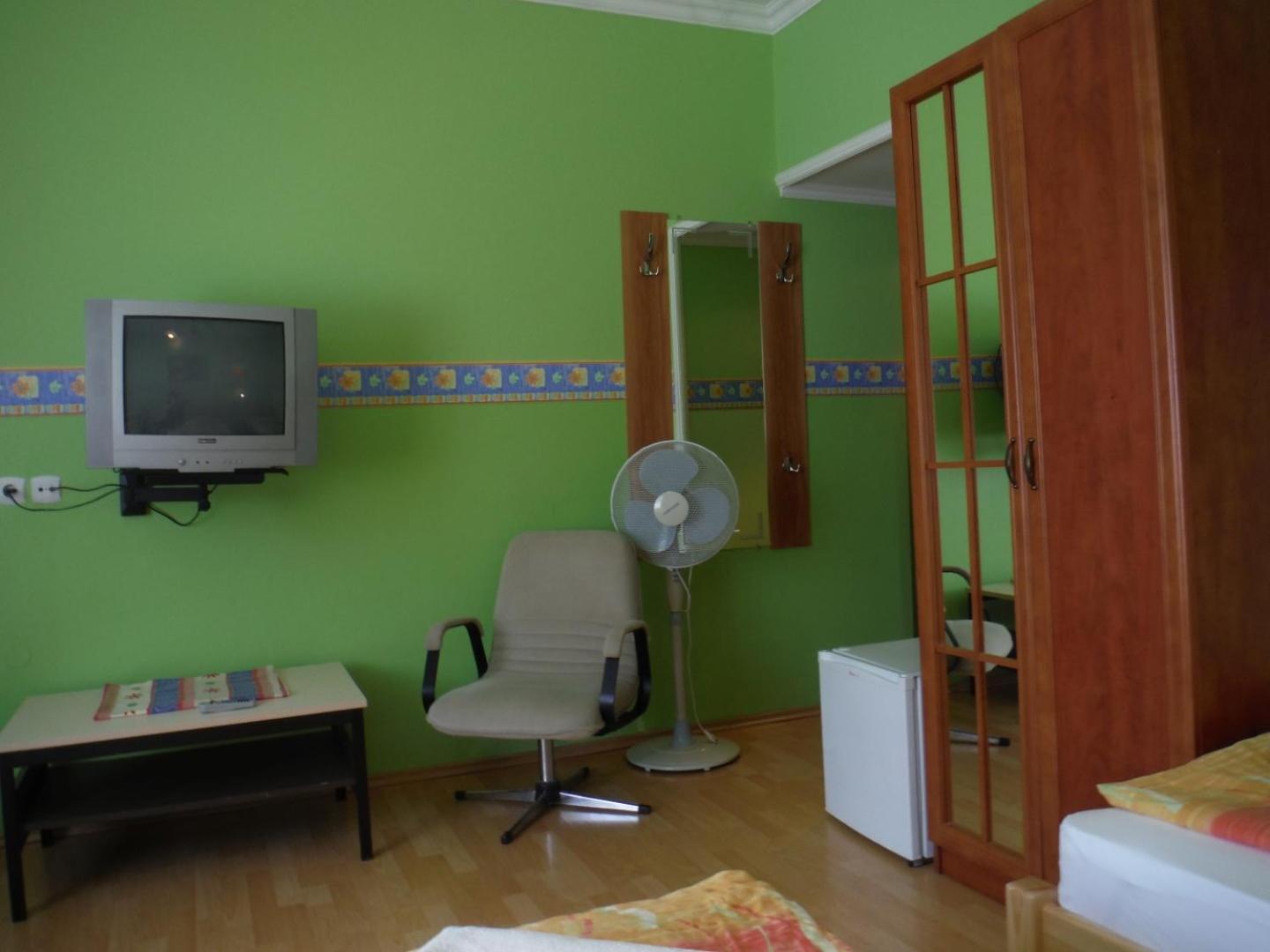 Quadruple Room with Bathroom - Photo 1