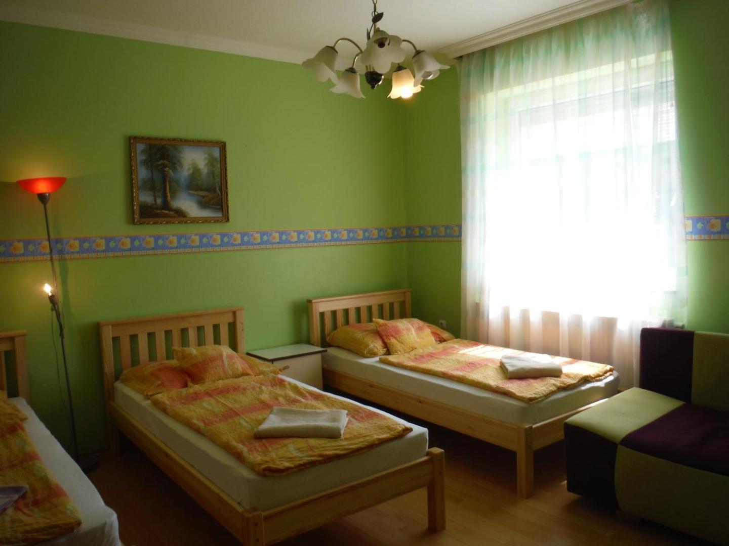 Quadruple Room with Bathroom - Photo 4