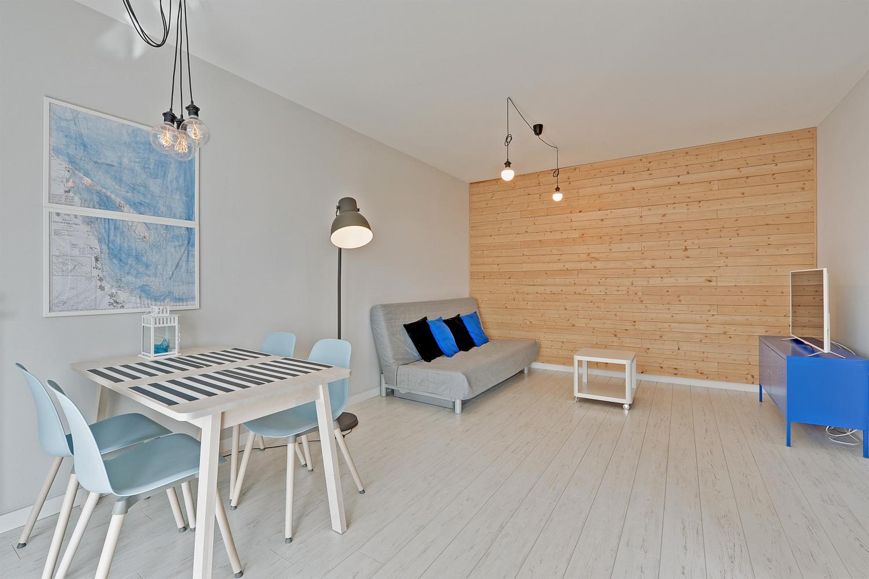 Deluxe One-Bedroom Apartment with Balcony