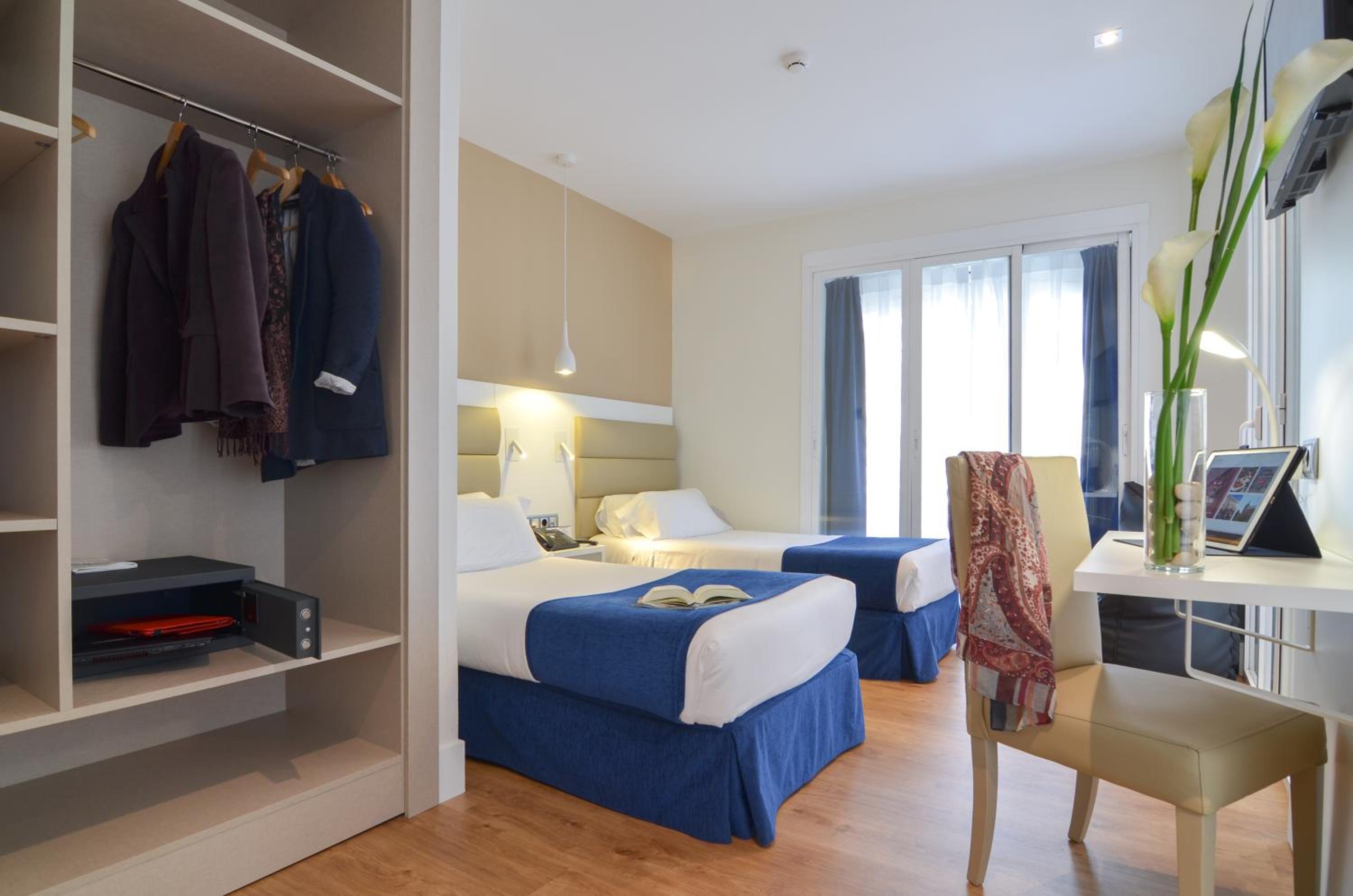 Twin Room - Photo 9