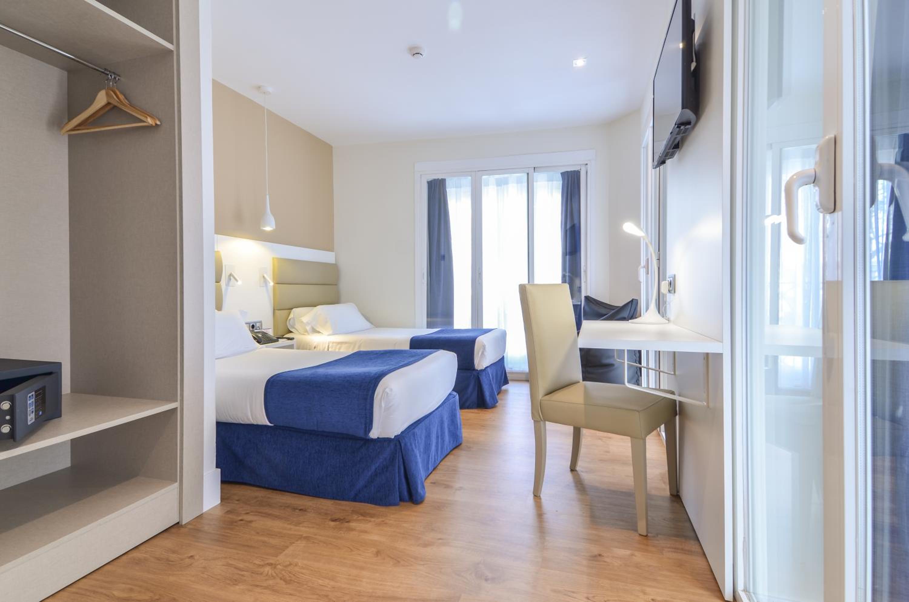 Twin Room - Photo 7