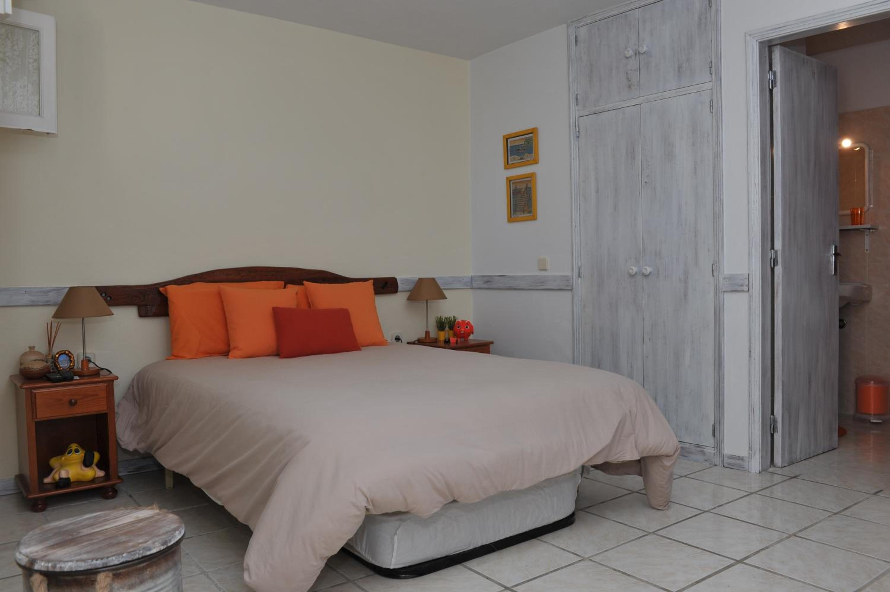Double Room with Private Bathroom - Photo 39