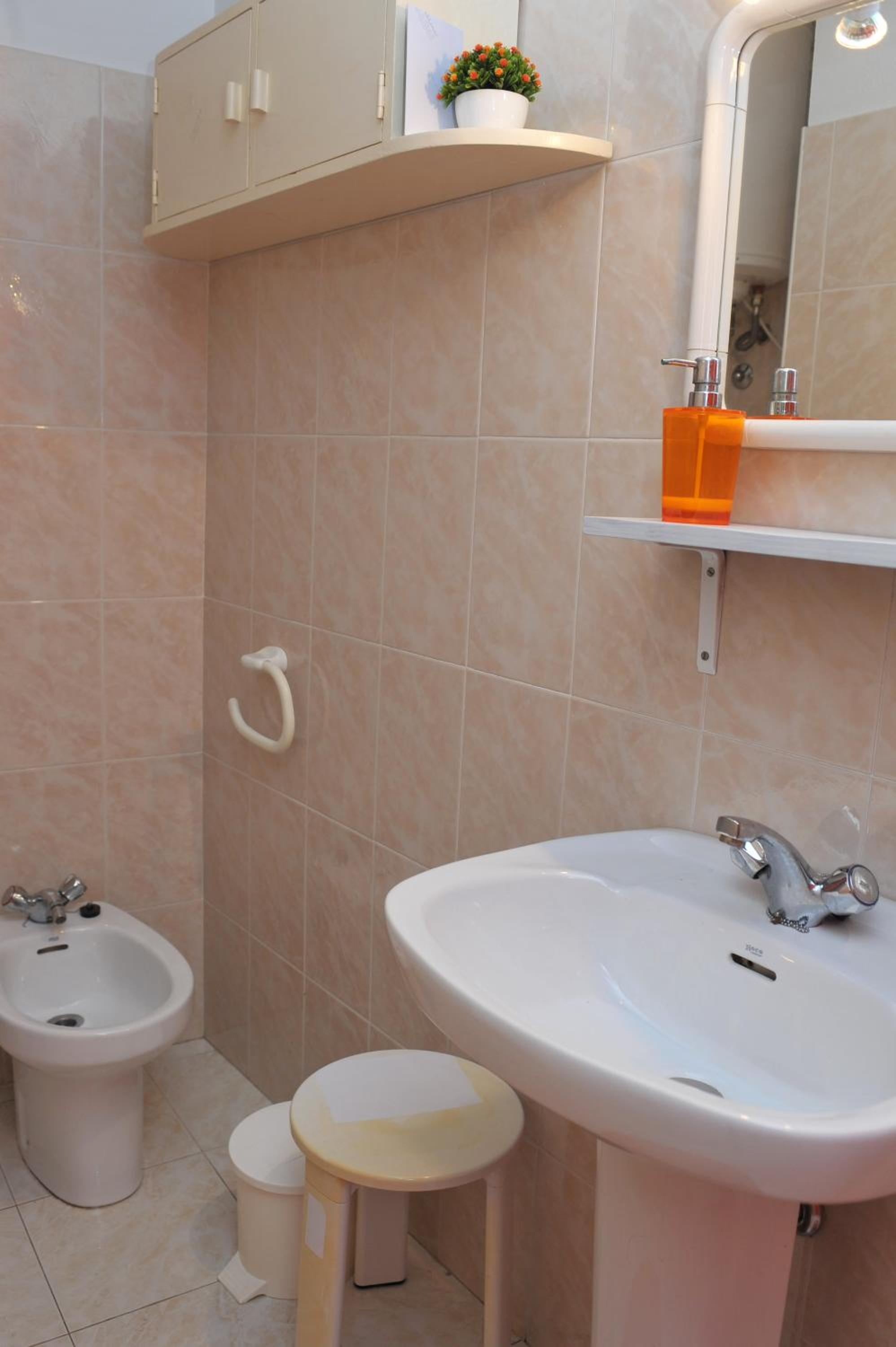 Double Room with Private Bathroom - Photo 30