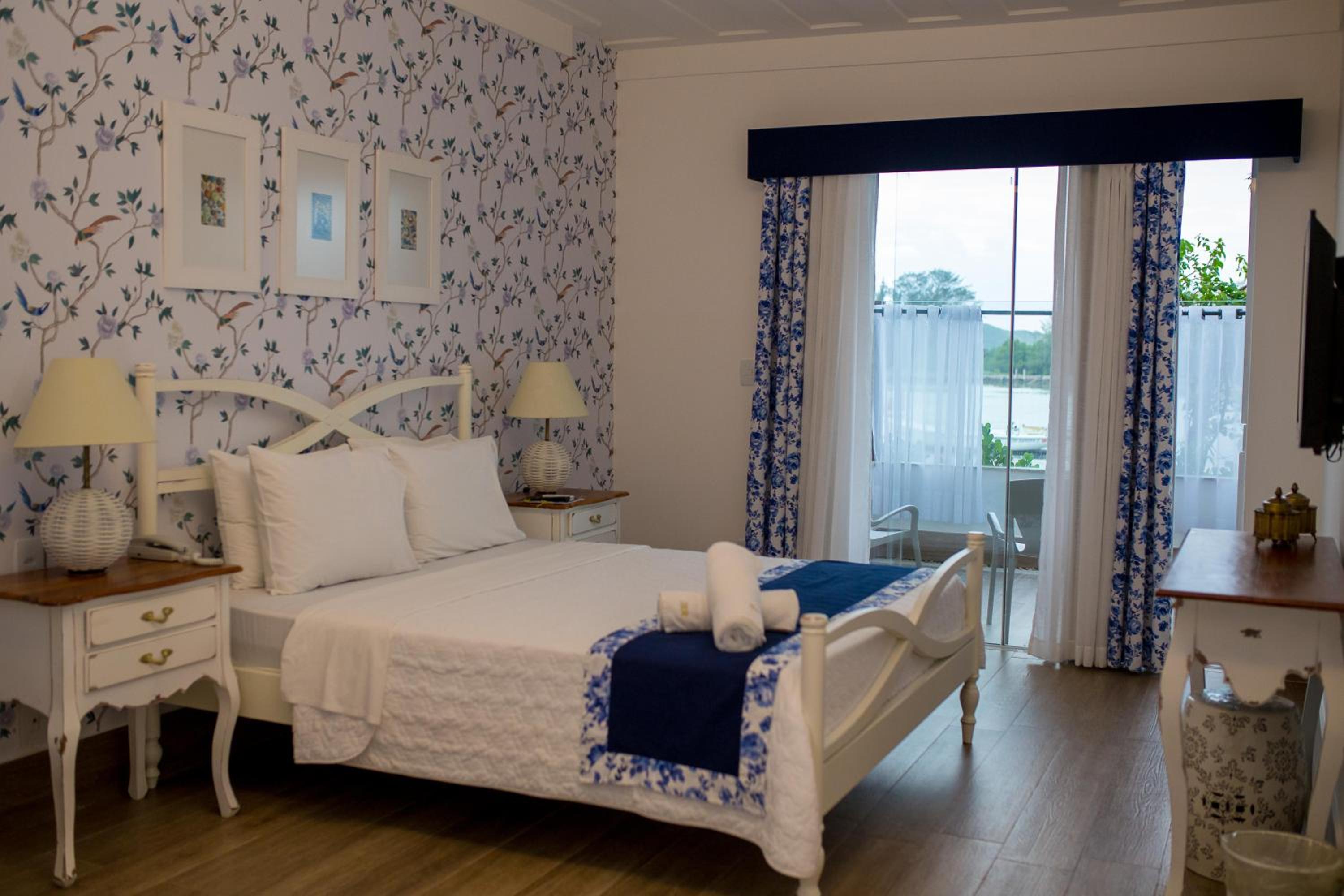 Deluxe Room with Lake View photo 1