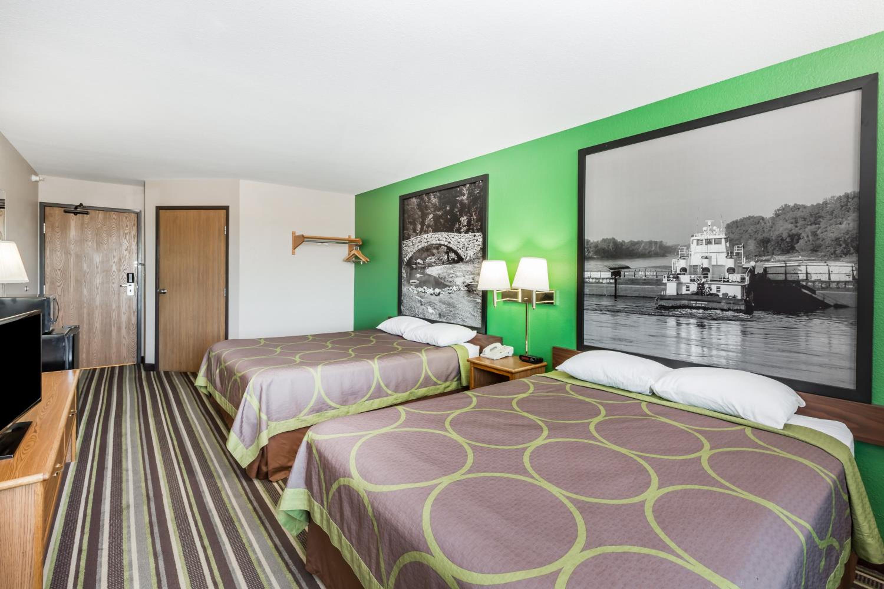 Queen Room with Two Queen Beds - Non-Smoking - Photo 3