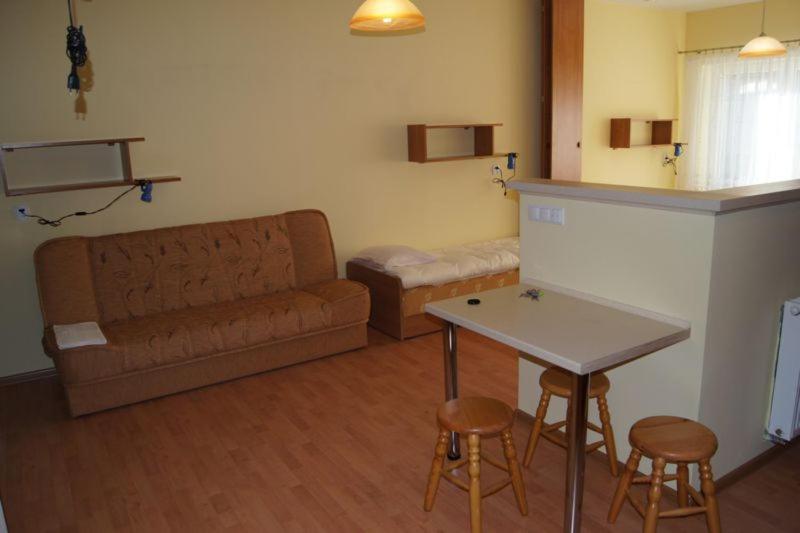 Studio - Photo 2