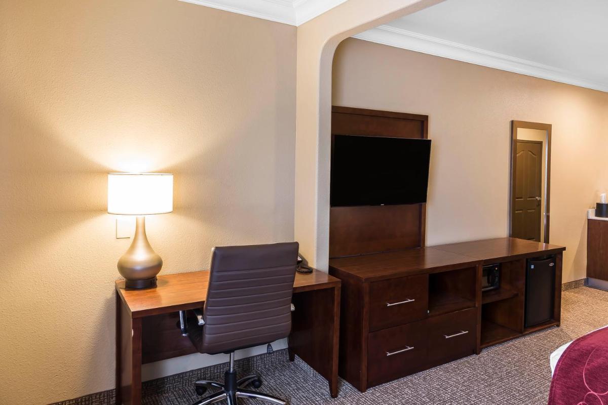 Queen Suite with Two Queen Beds - Non-Smoking photo 2