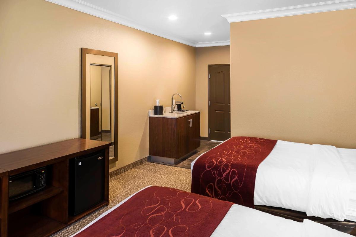 Queen Suite with Two Queen Beds - Non-Smoking photo 3