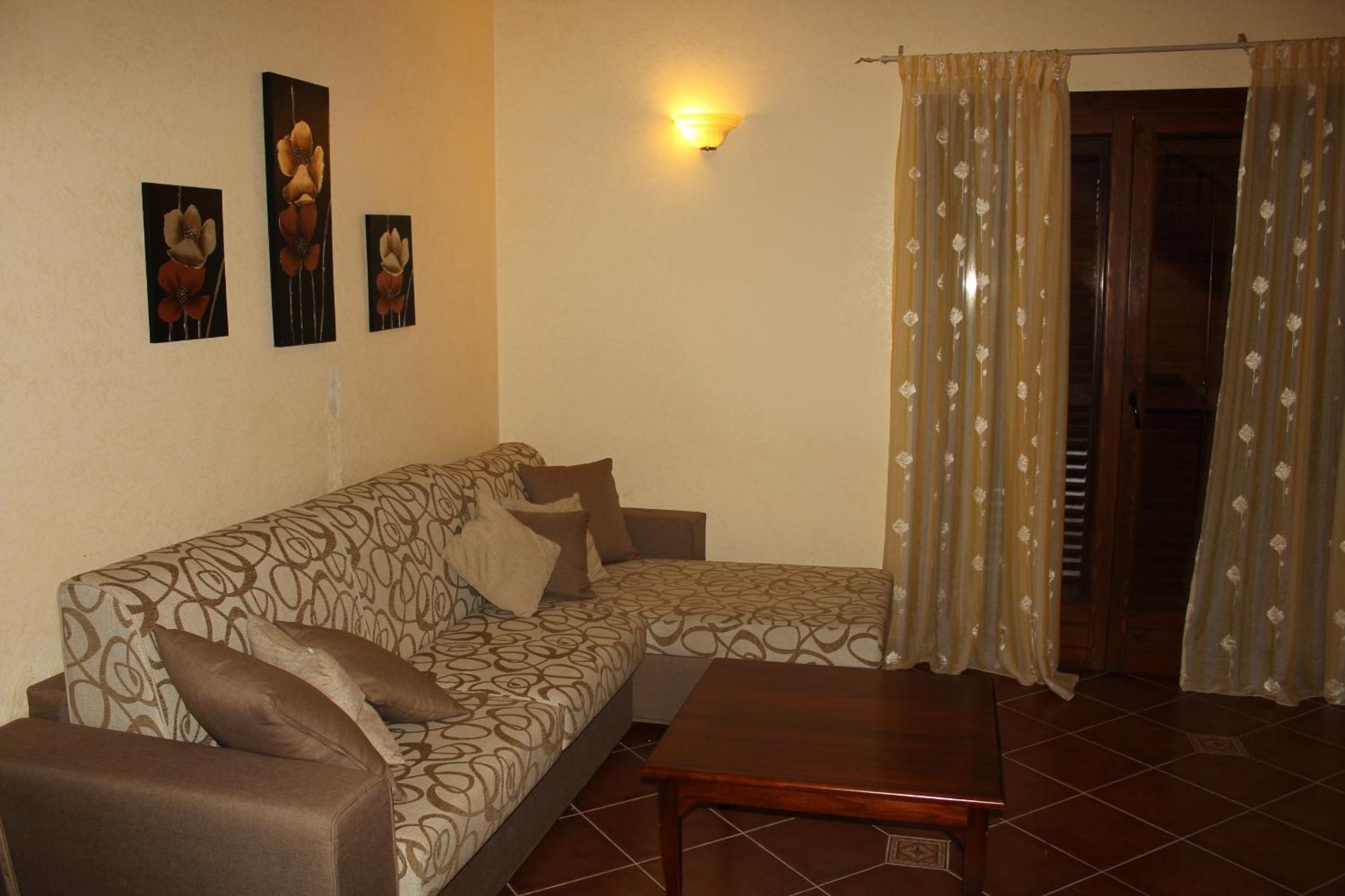 Large One-Bedroom House - Split Level