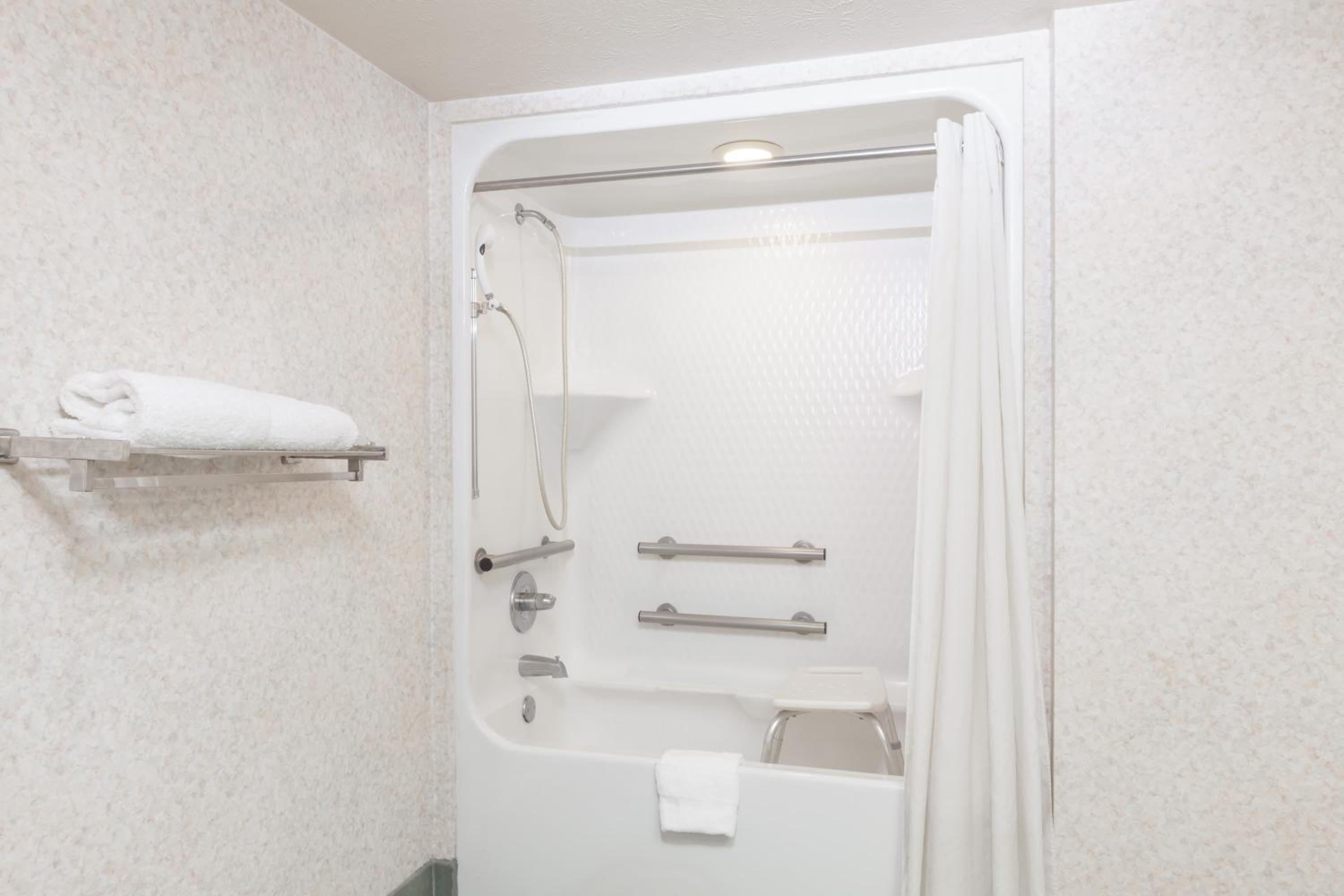 Queen Room With Bath Tub - Mobility/Hearing Accessible - Smoking photo 3