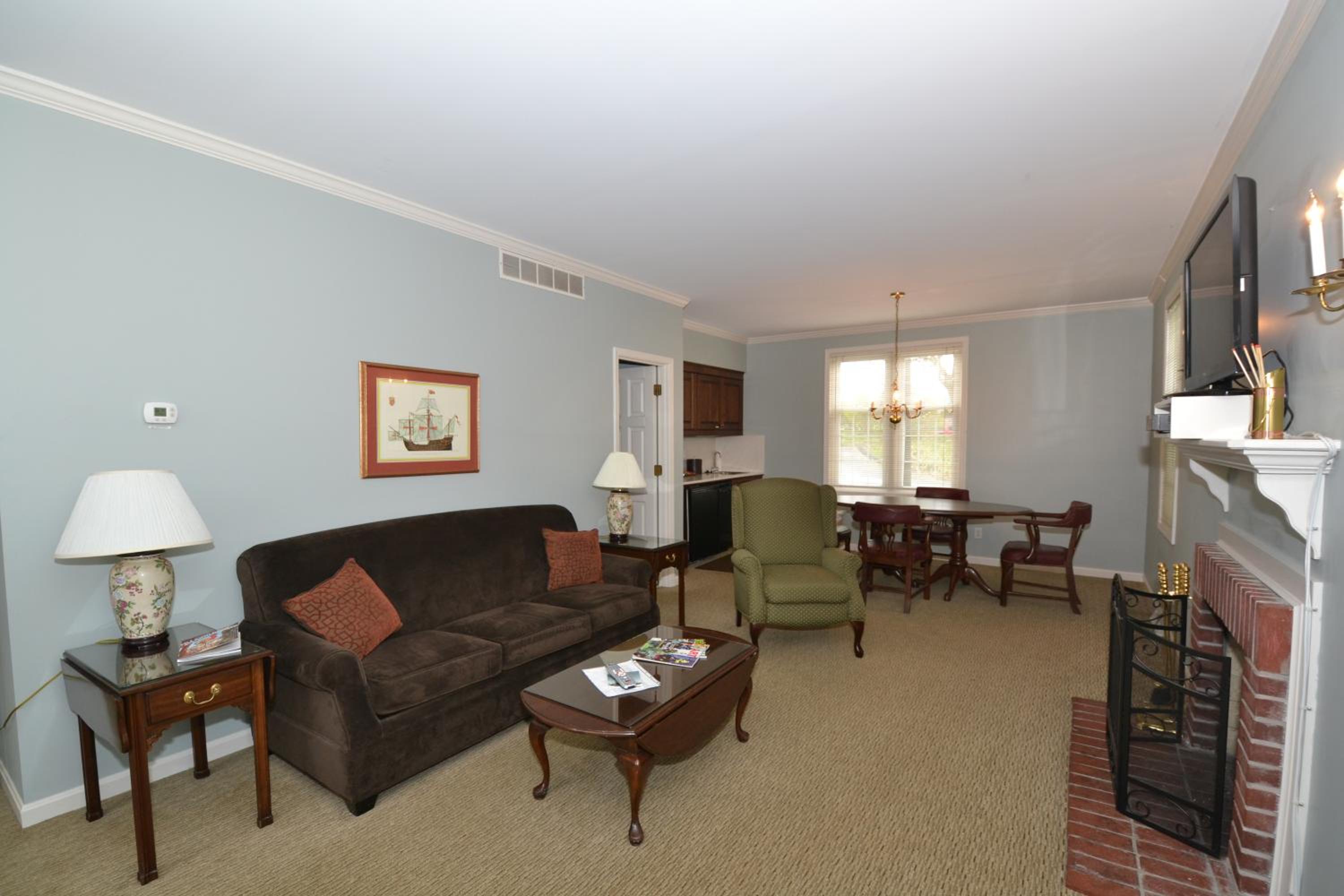 Queen Suite - Photo 1