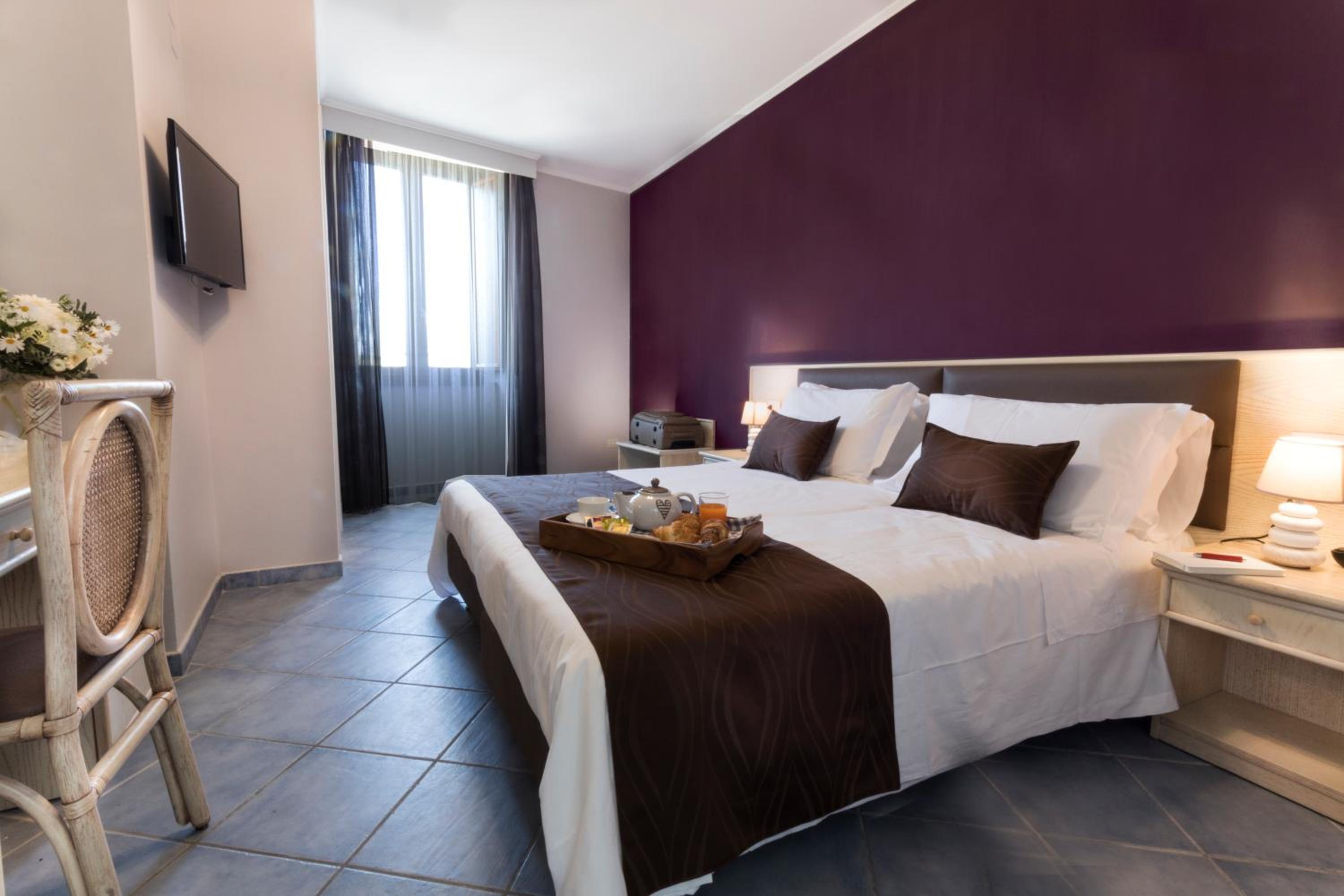 Double or Twin Room with Partial Sea View - Photo 1