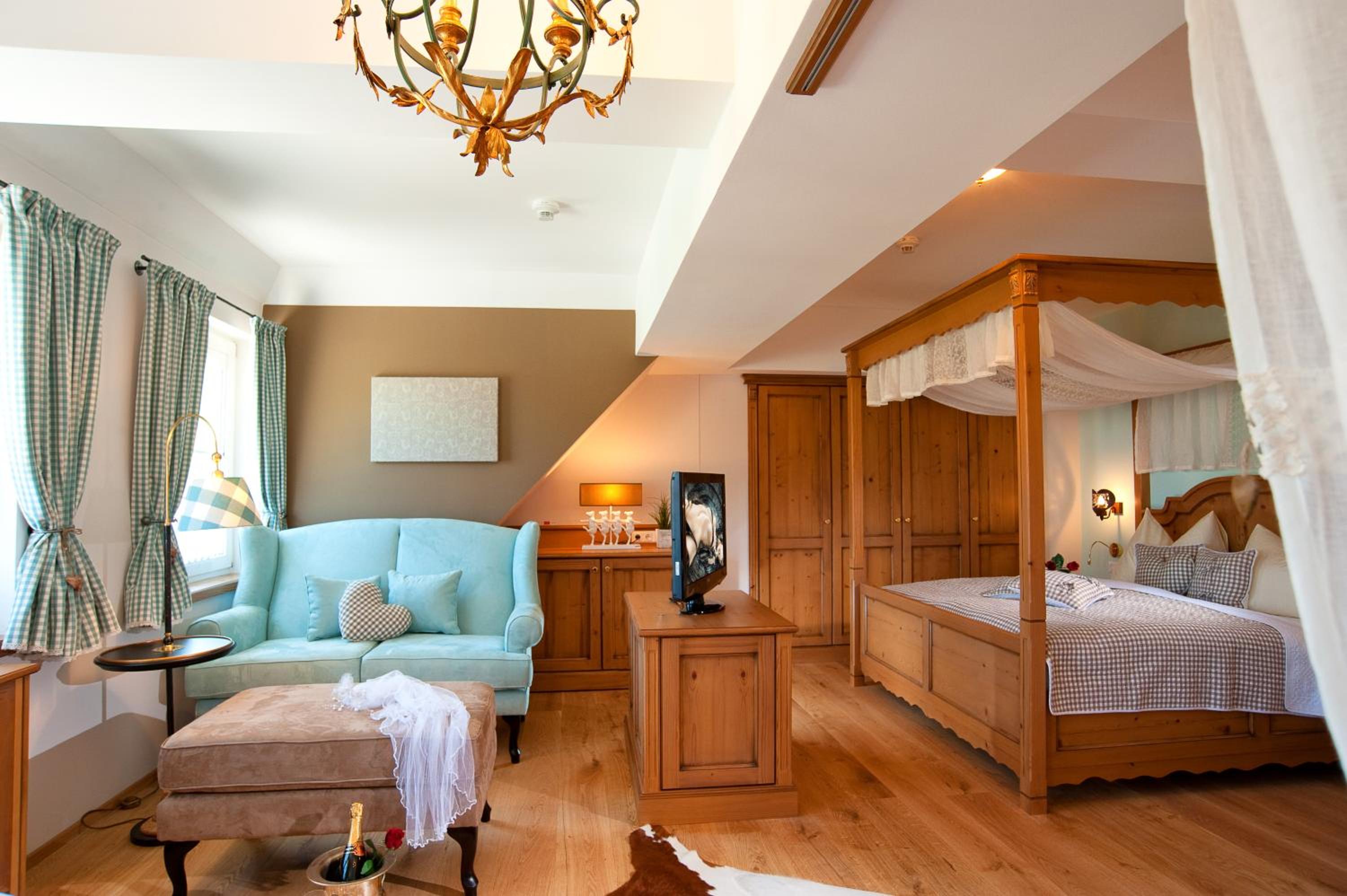 Deluxe Honeymoon Suite