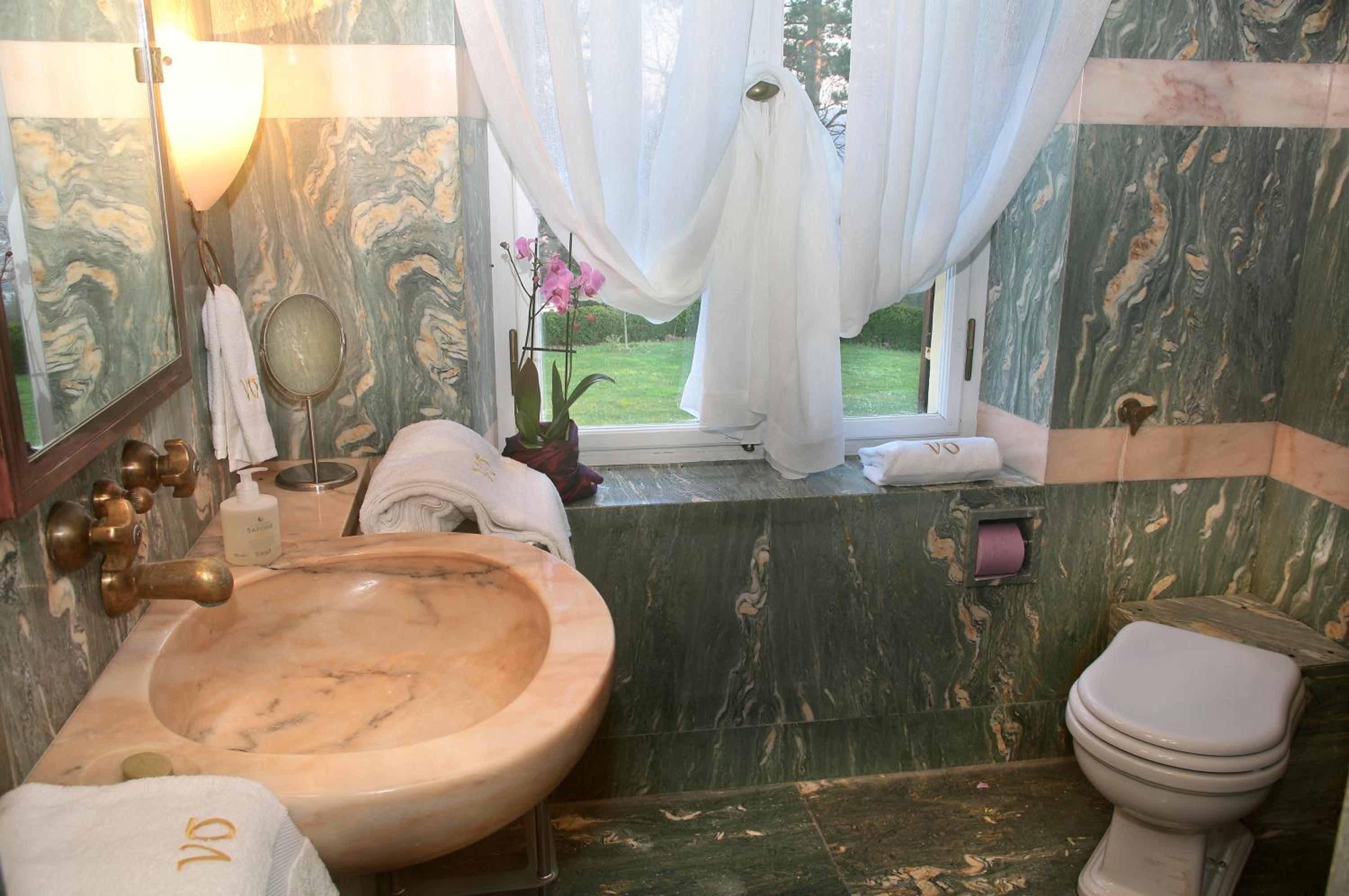 Deluxe Double Room with Shower - Photo 4