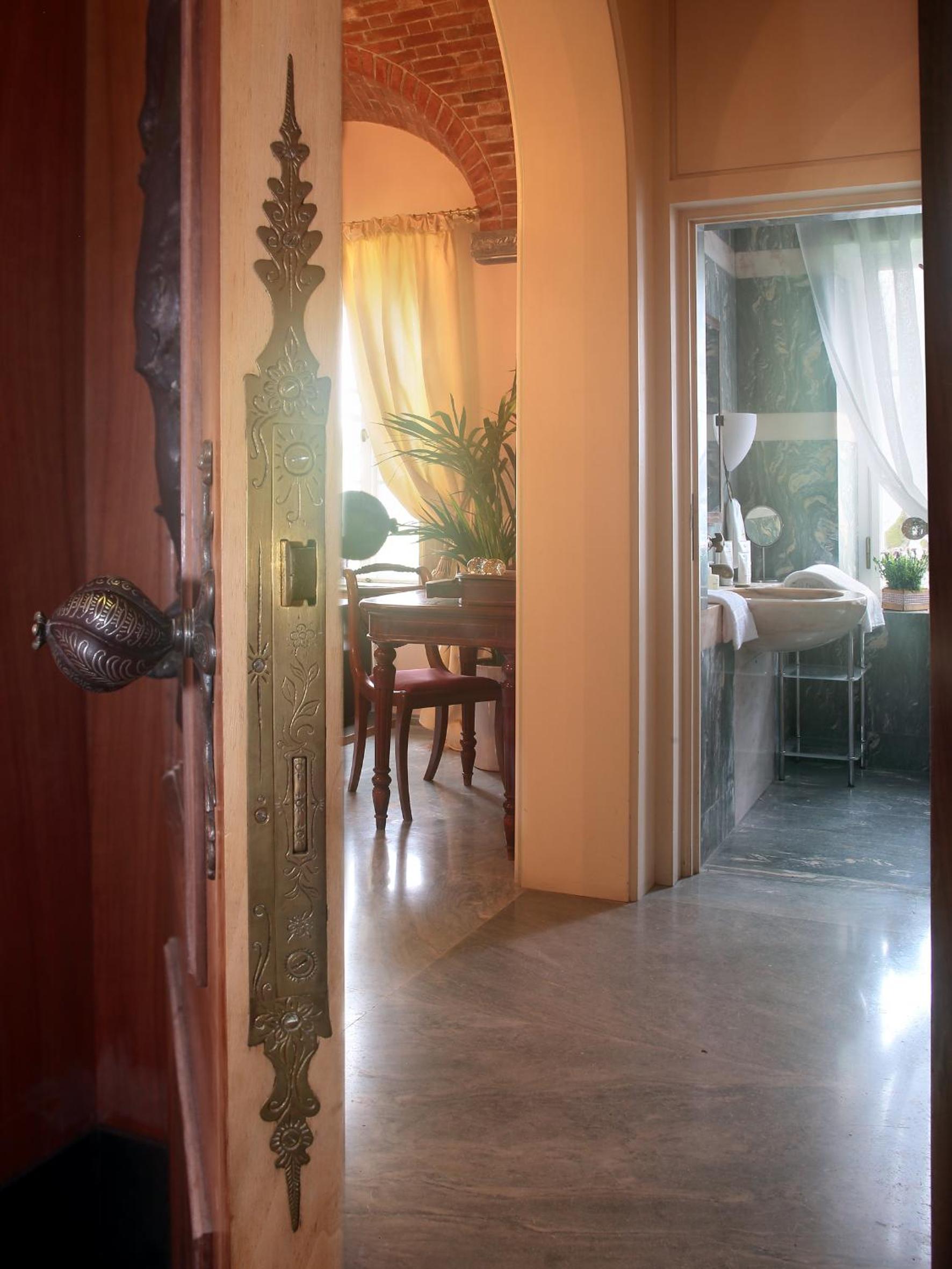 Deluxe Double Room with Shower - Photo 6