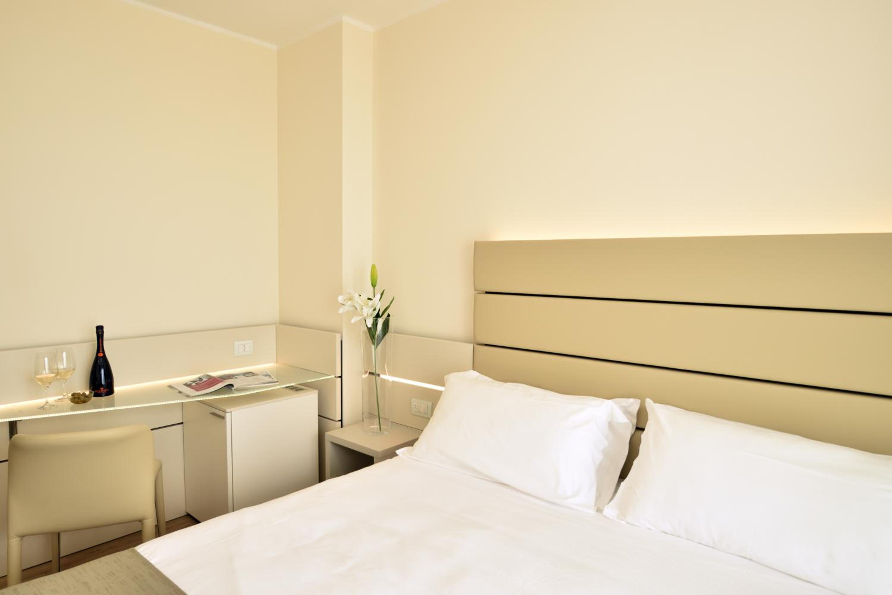 Double Room with Partial Sea View - Photo 2