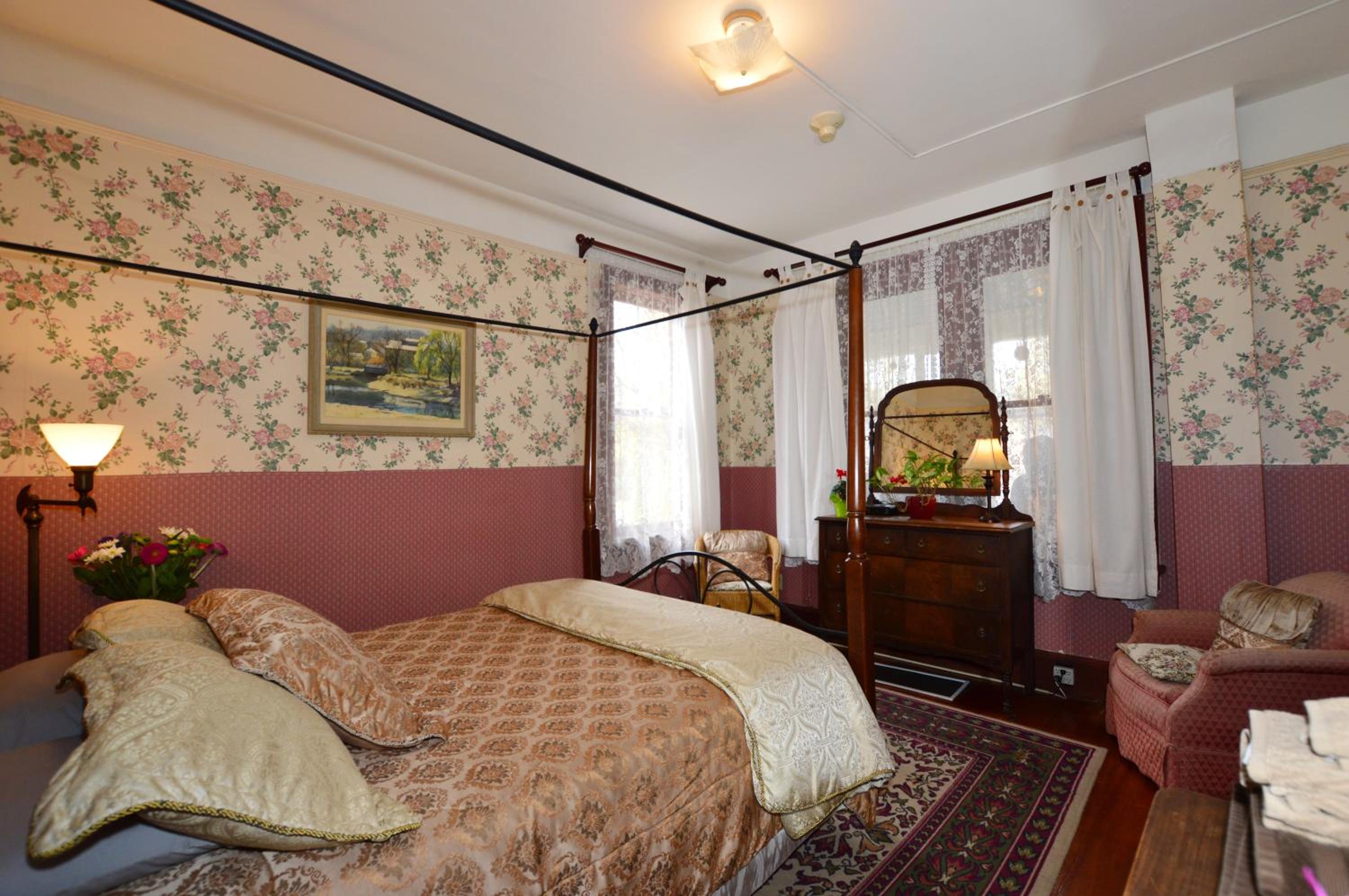 Queen Room with Shared Bathroom photo 1