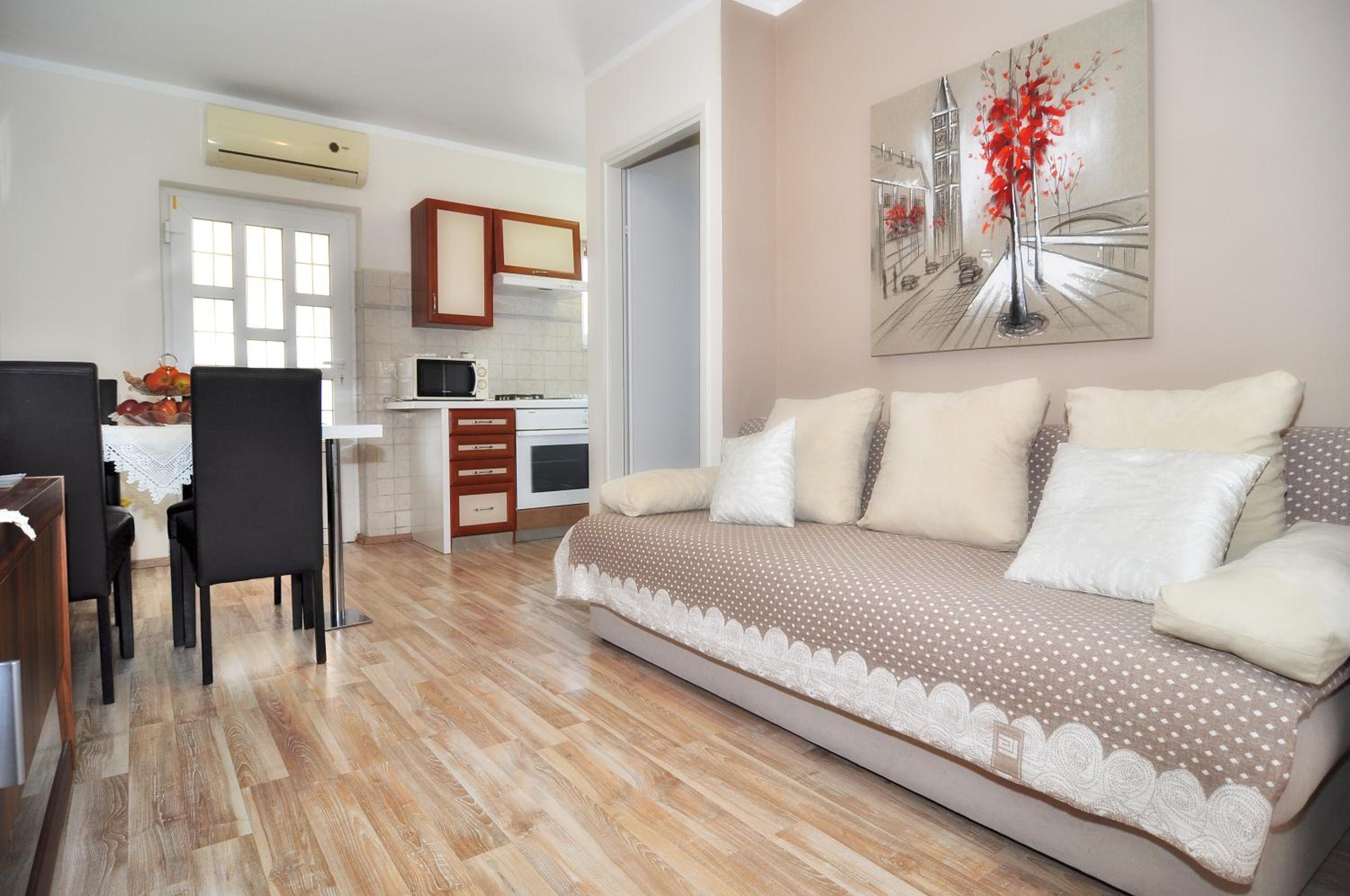 Apartamento de dos habitaciones con terraza y vista a la piscina