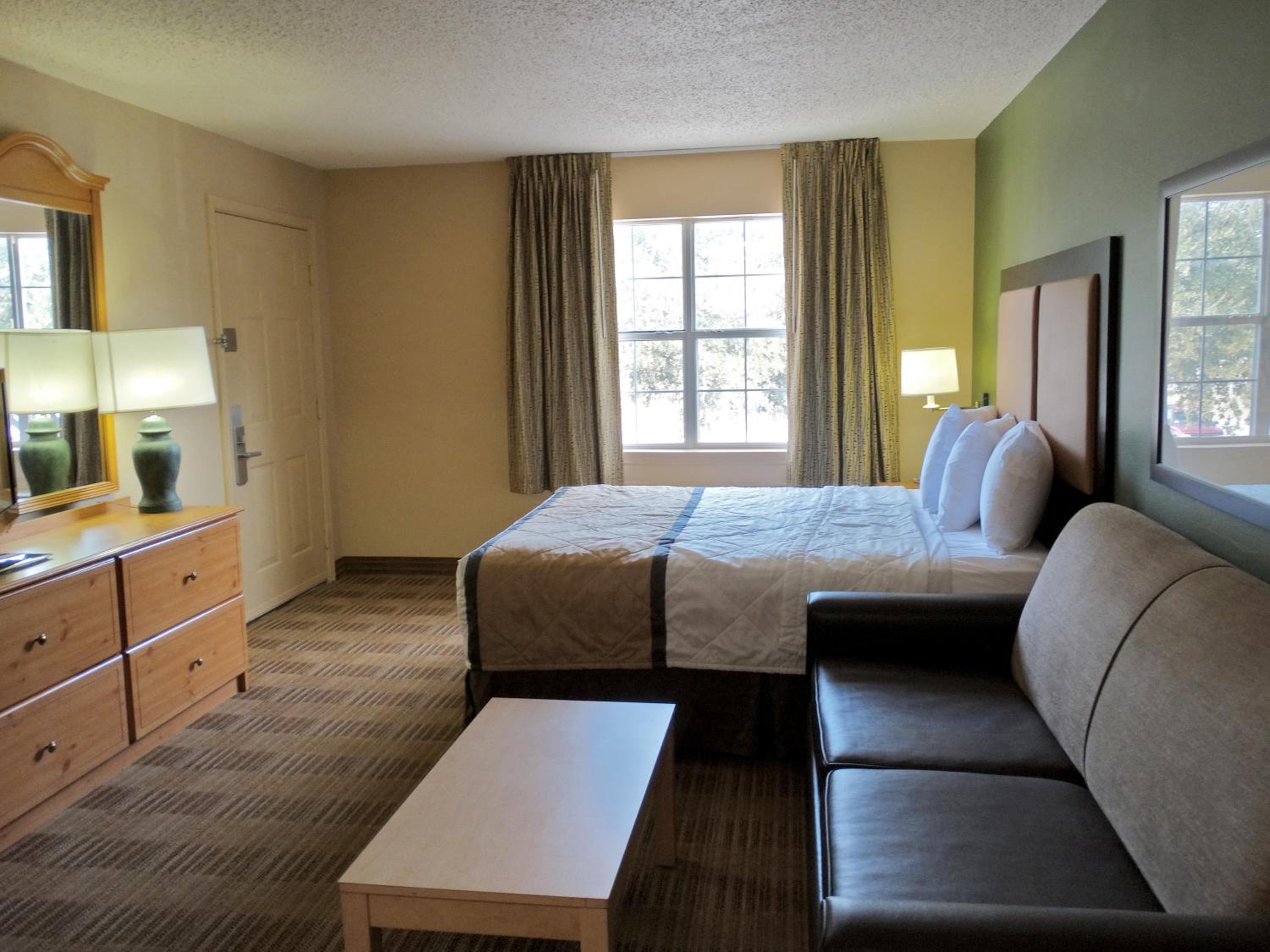Deluxe Studio with 1 Queen Bed - Non-Smoking - Photo 6