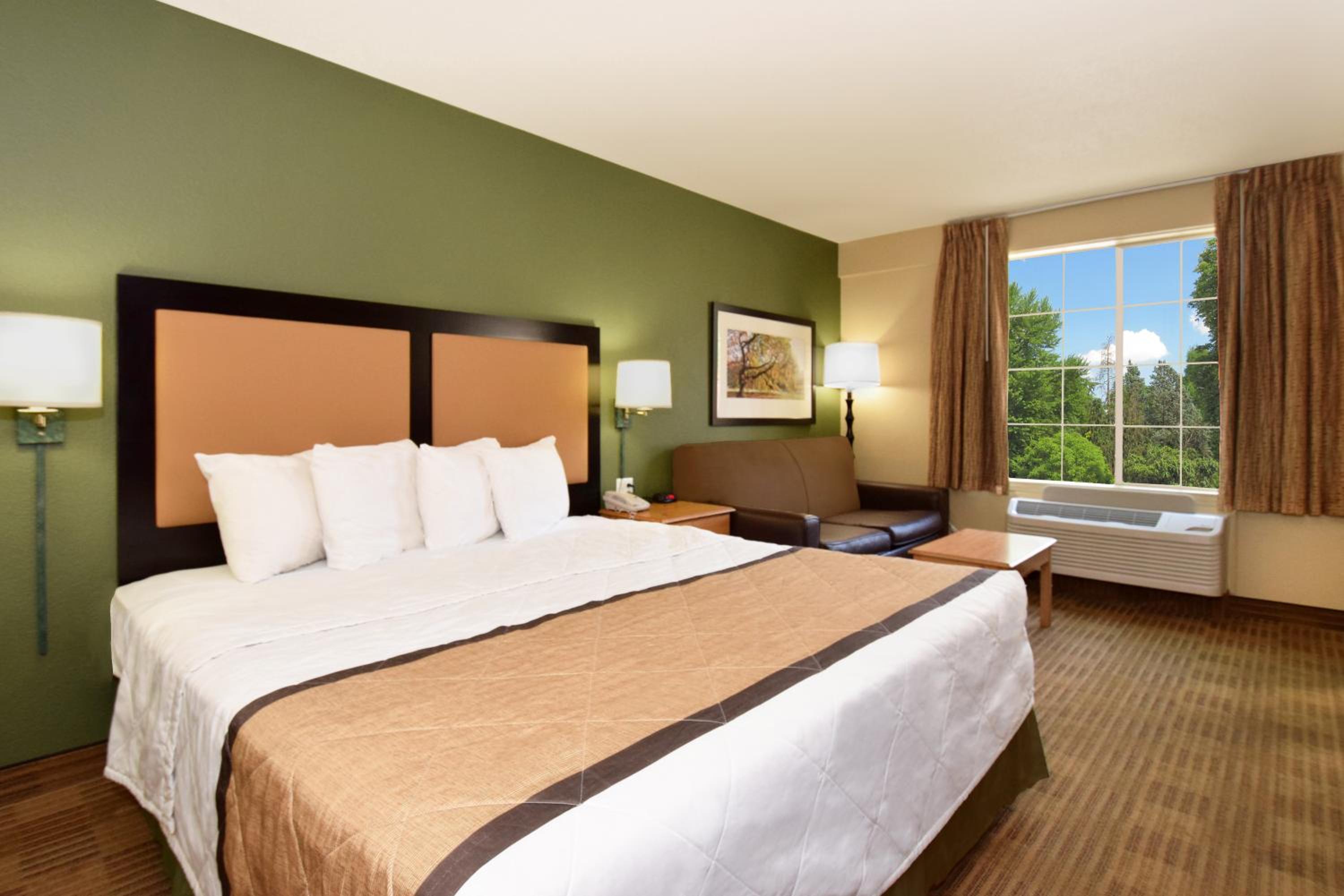 Deluxe Studio with 1 King Bed - Non-Smoking - Photo 6