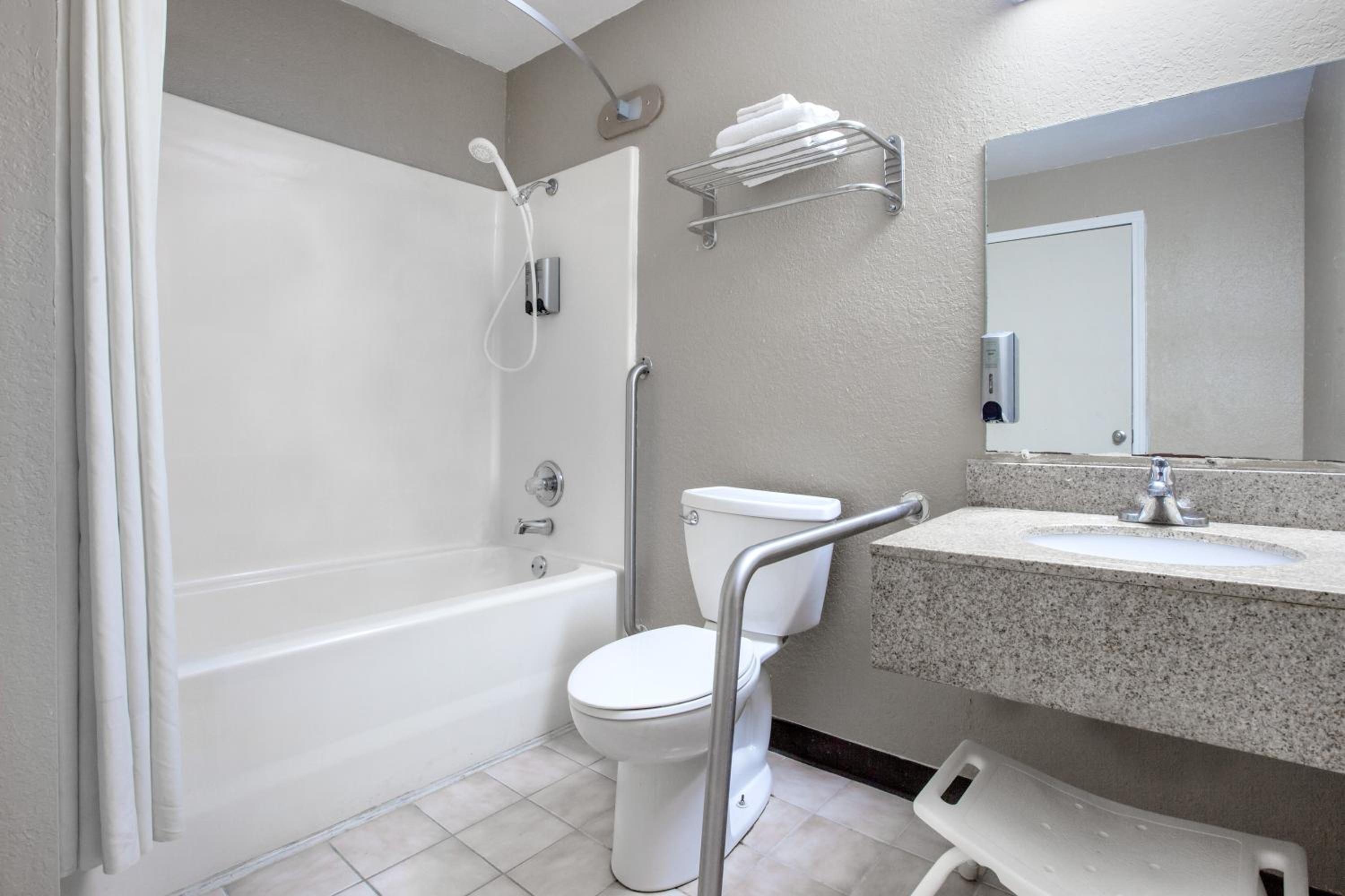 King Room with Roll-In Shower - Mobility/Hearing Accessible - Non-Smoking - Photo 4