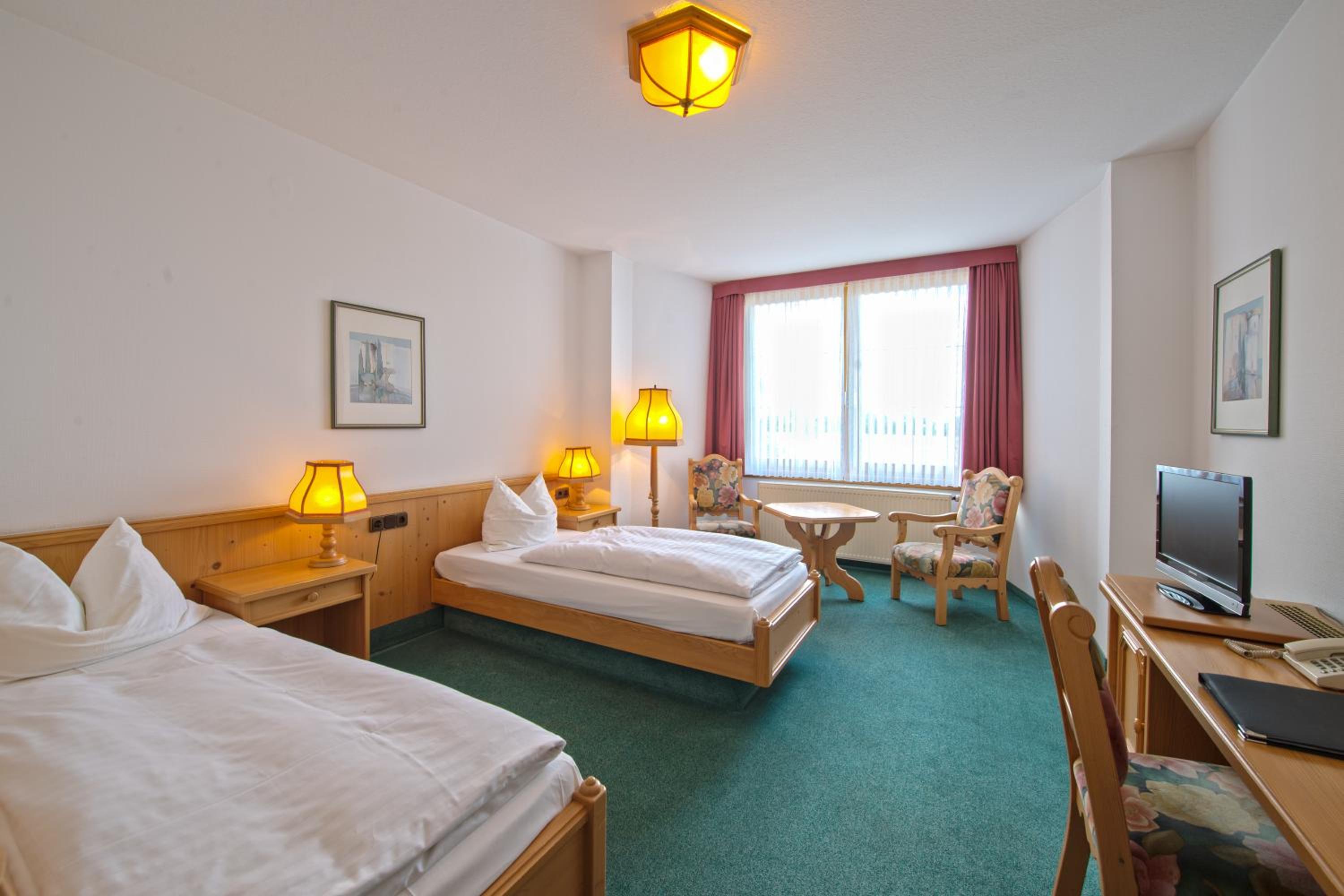 Double Room with Private Bathroom - Photo 2
