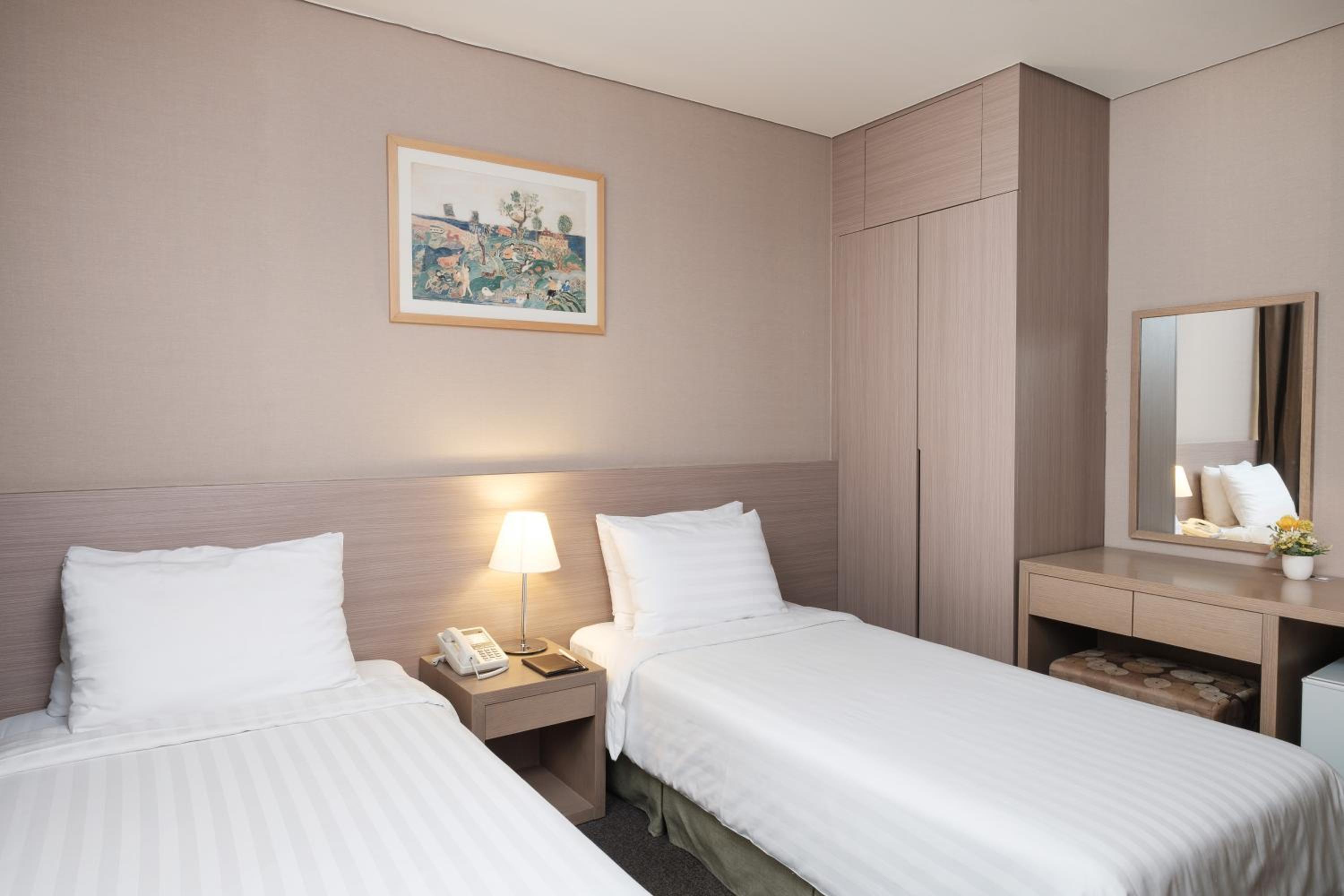 Standard Twin Room - Photo 5