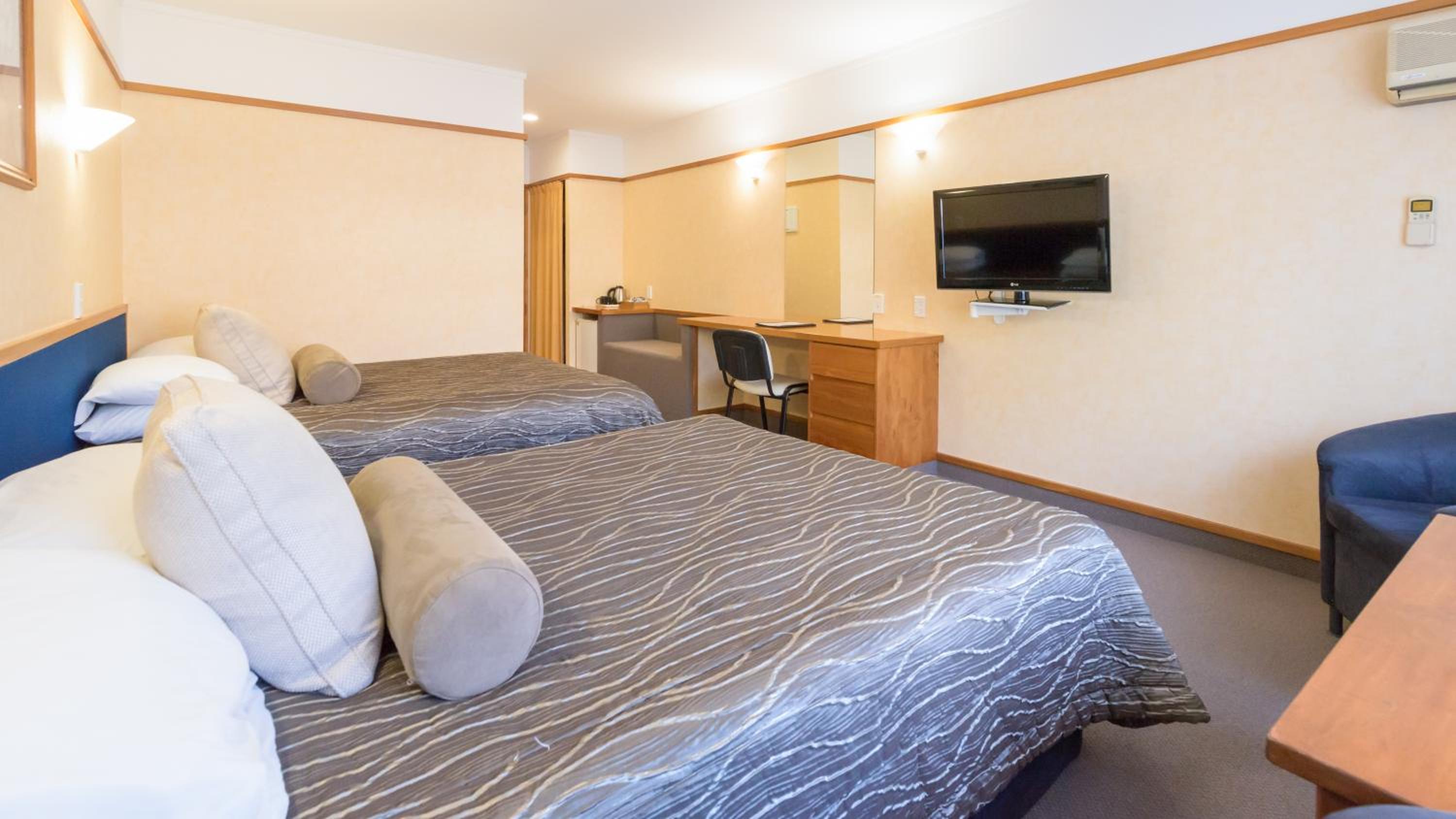 Standard Twin Room - Photo 2